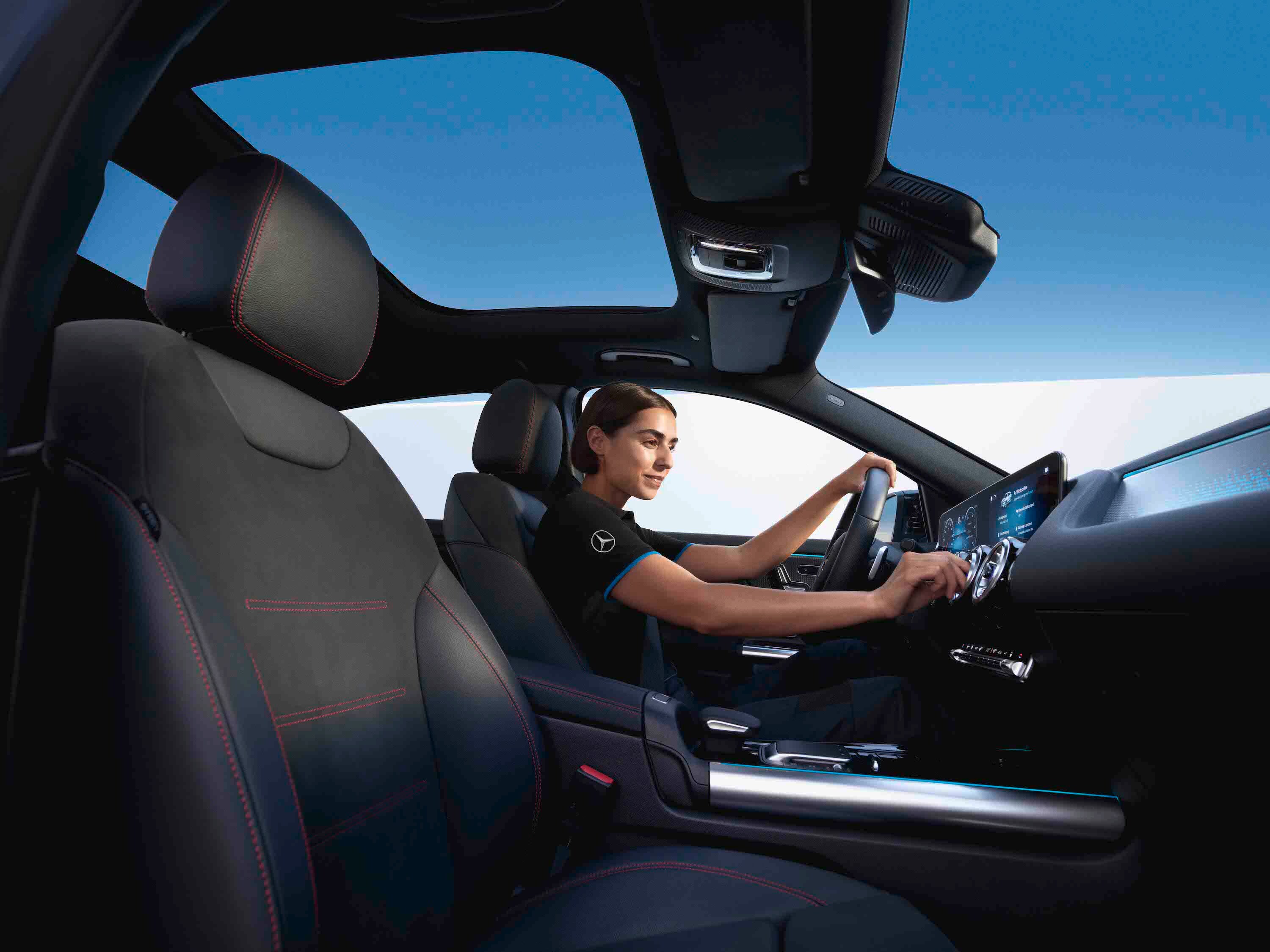 Technik sedí ve voze Mercedes-Benz a kontroluje kabinový vzduchový filtr.