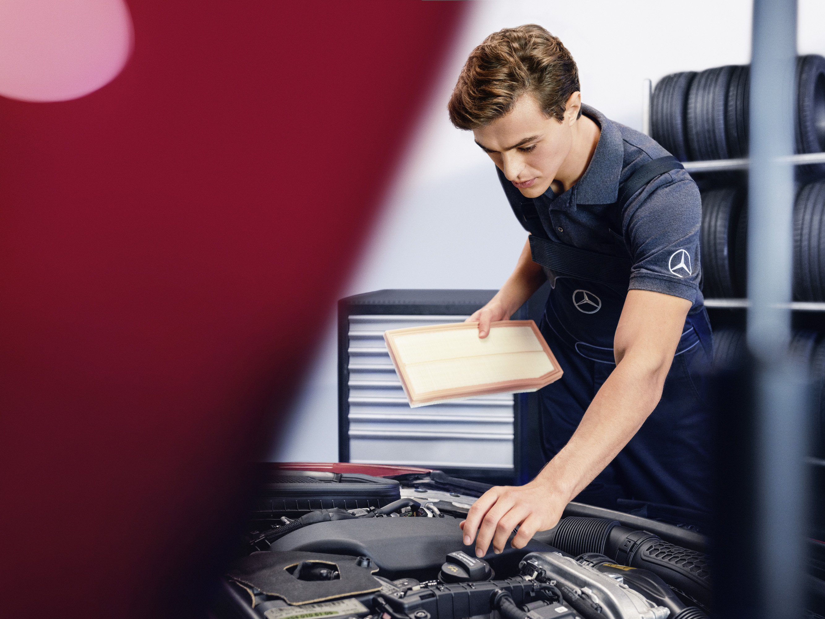 Vzduchový filtr | Mercedes-Benz Technik kontrolující motor vozu Mercedes-Benz.