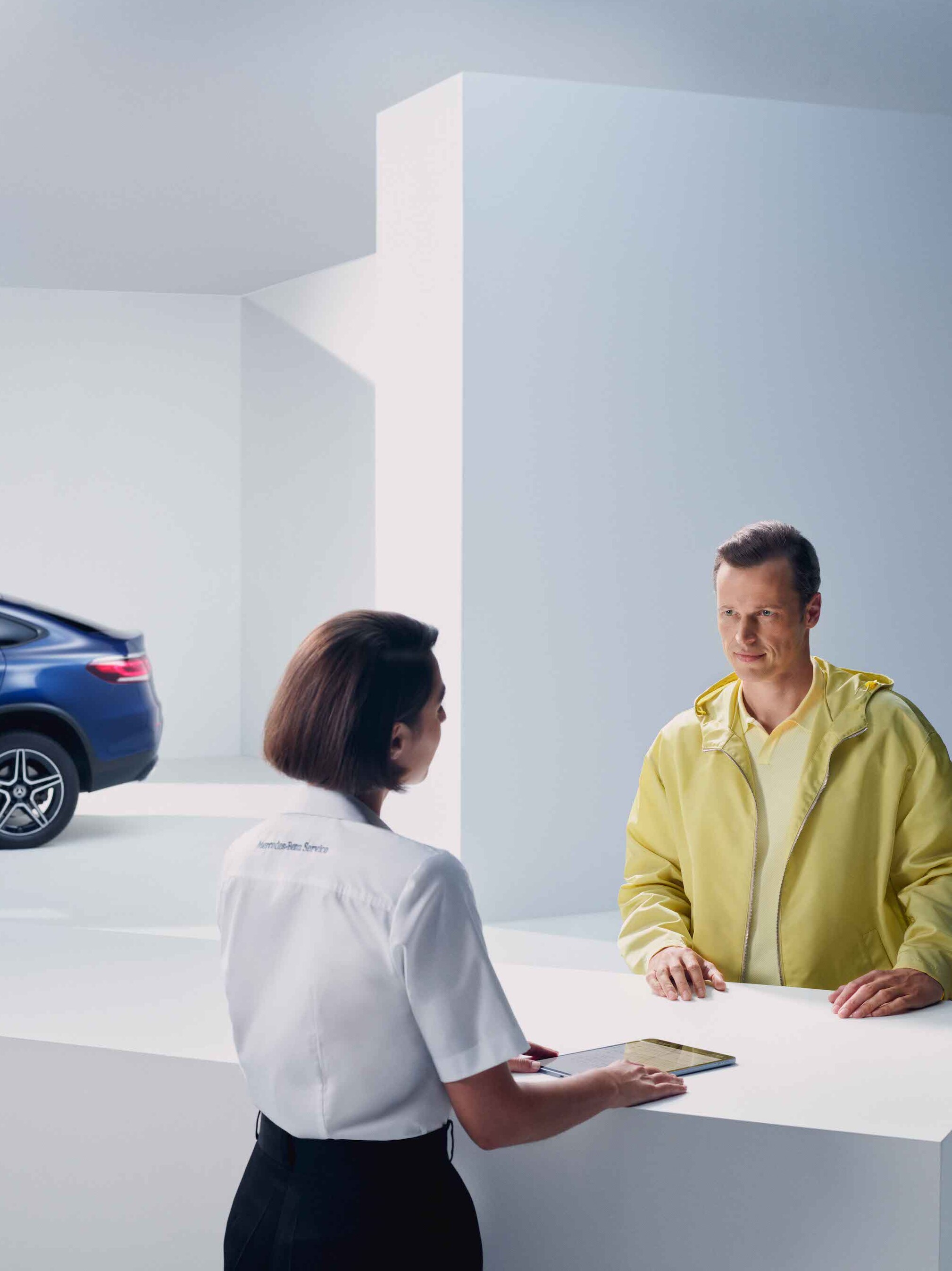 Muž si nechává zaměstnankyní společnosti Mercedes-Benz poradit.