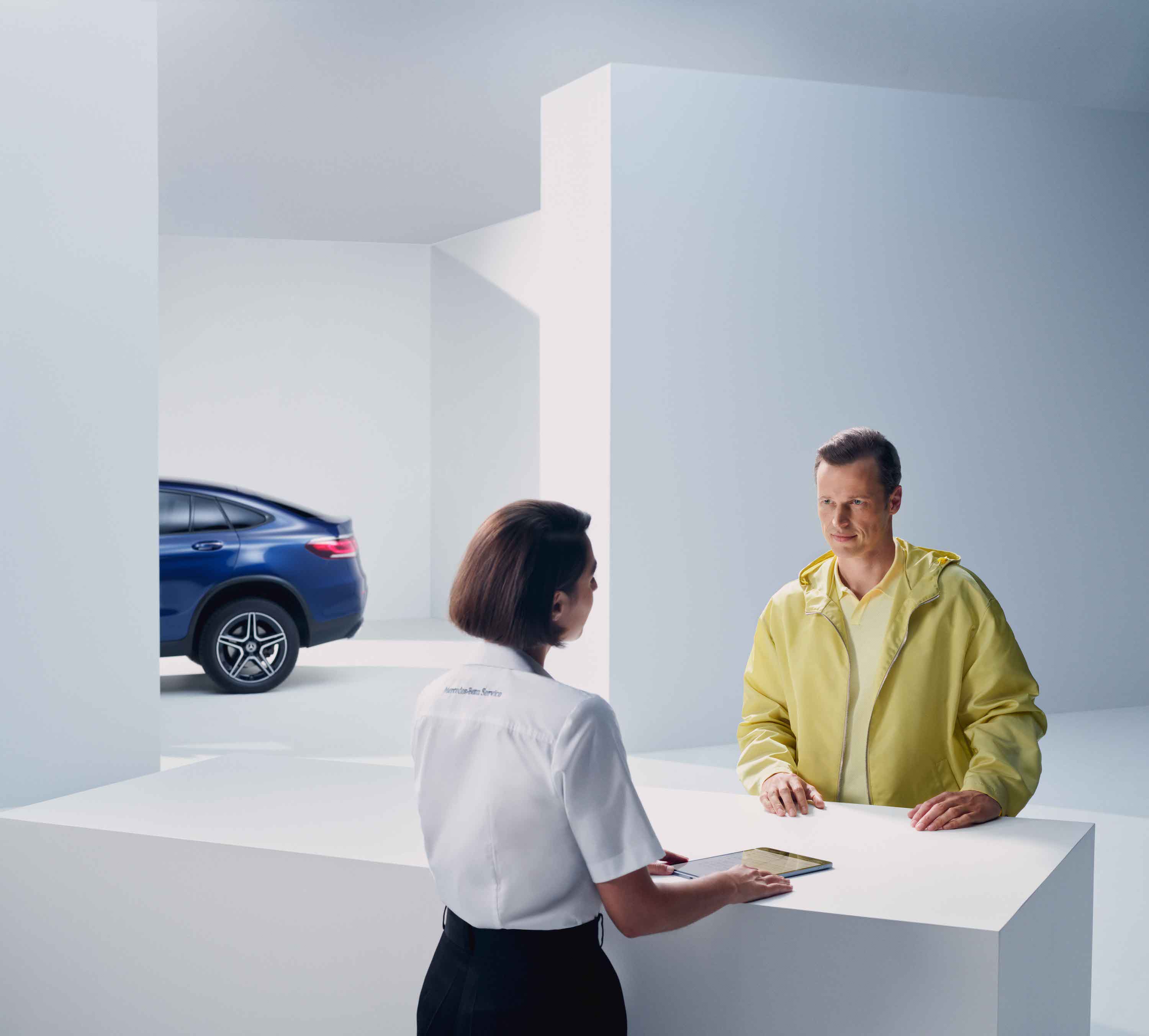 Originální díly vs. plagiáty | Mercedes-Benz Člověk dostává radu od zaměstnance Mercedes-Benz.
