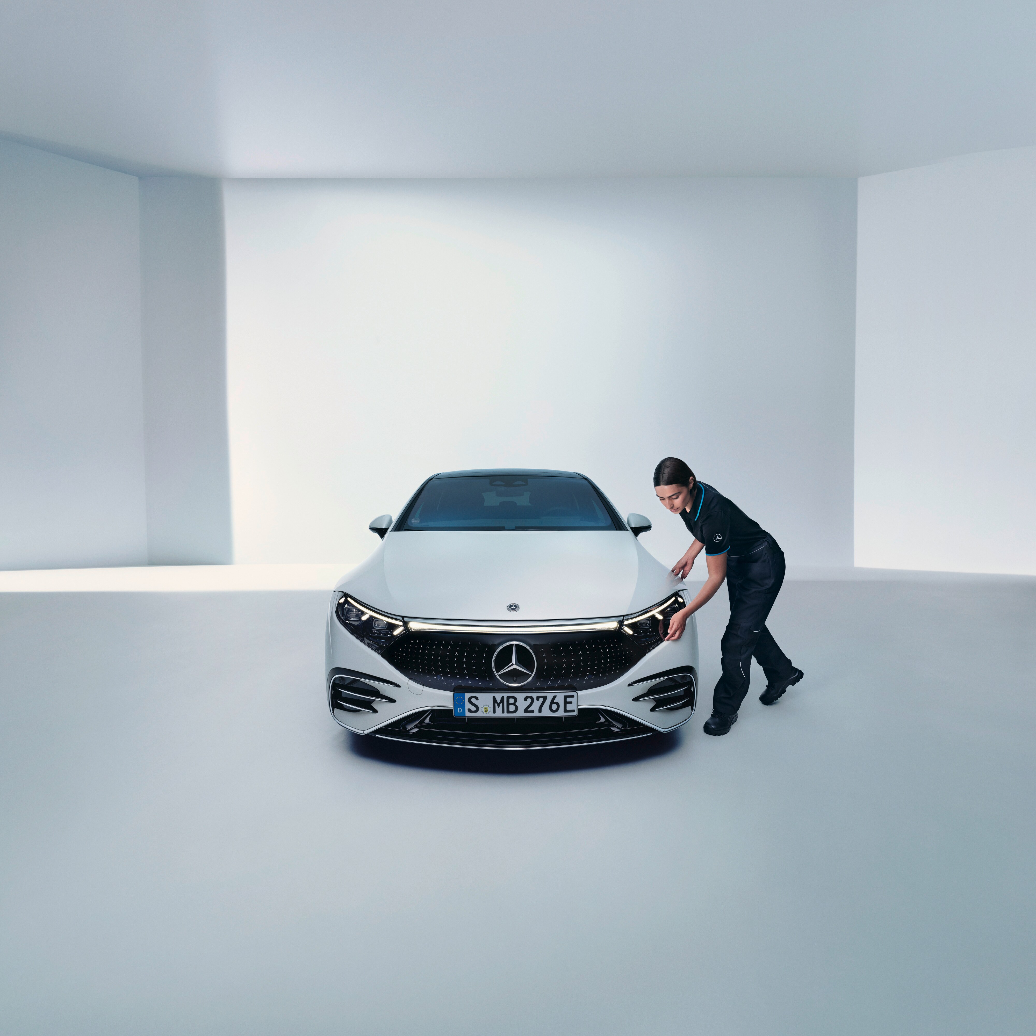 Technik Mercedes-Benz kontroluje světlomet.