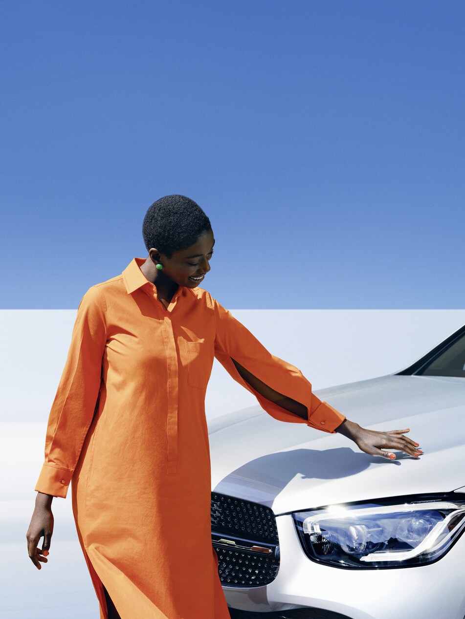 Osoba stojí vedle vozidla Mercedes-Benz.