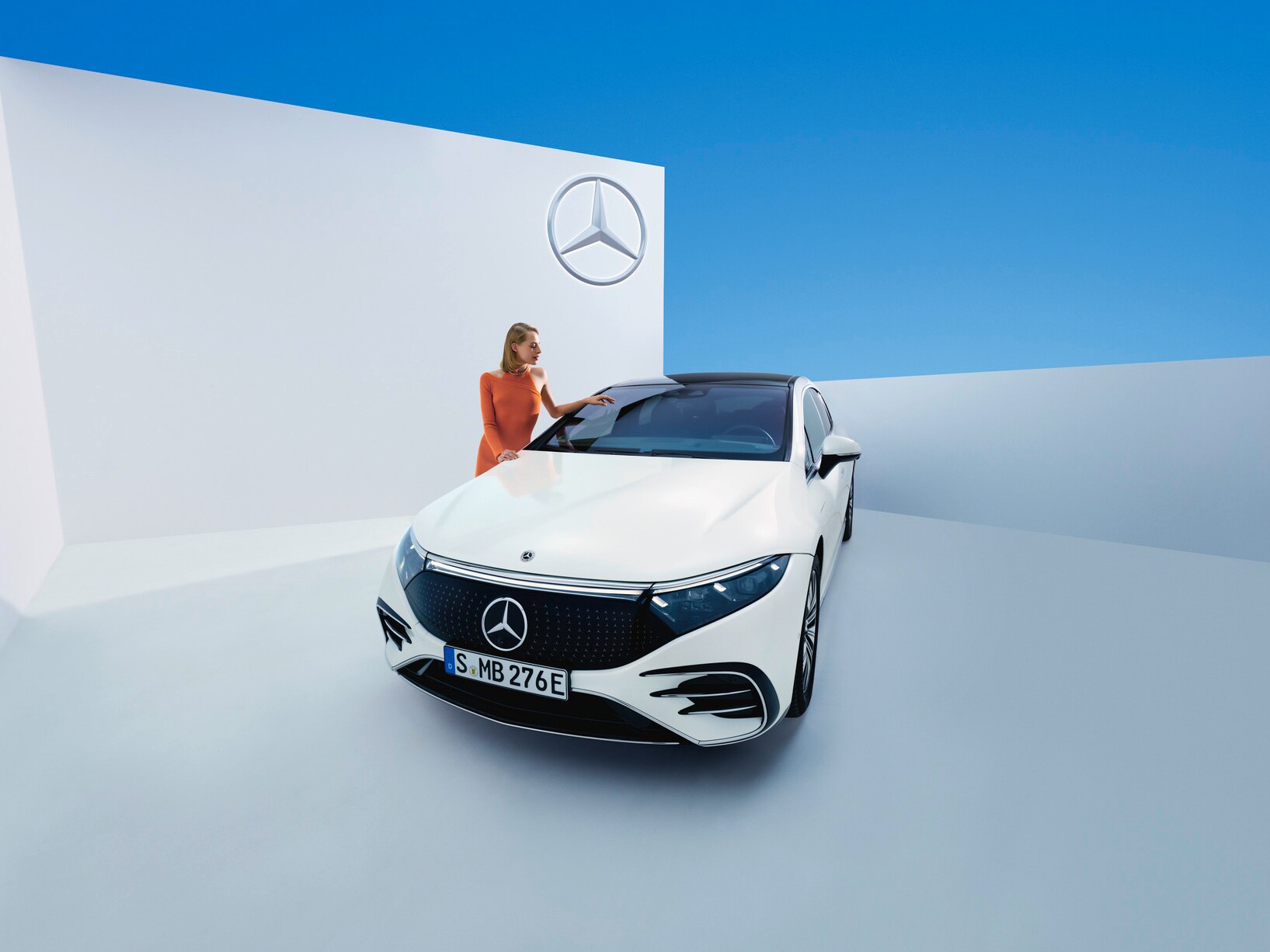 Osoba se dívá na své vozidlo Mercedes-Benz.