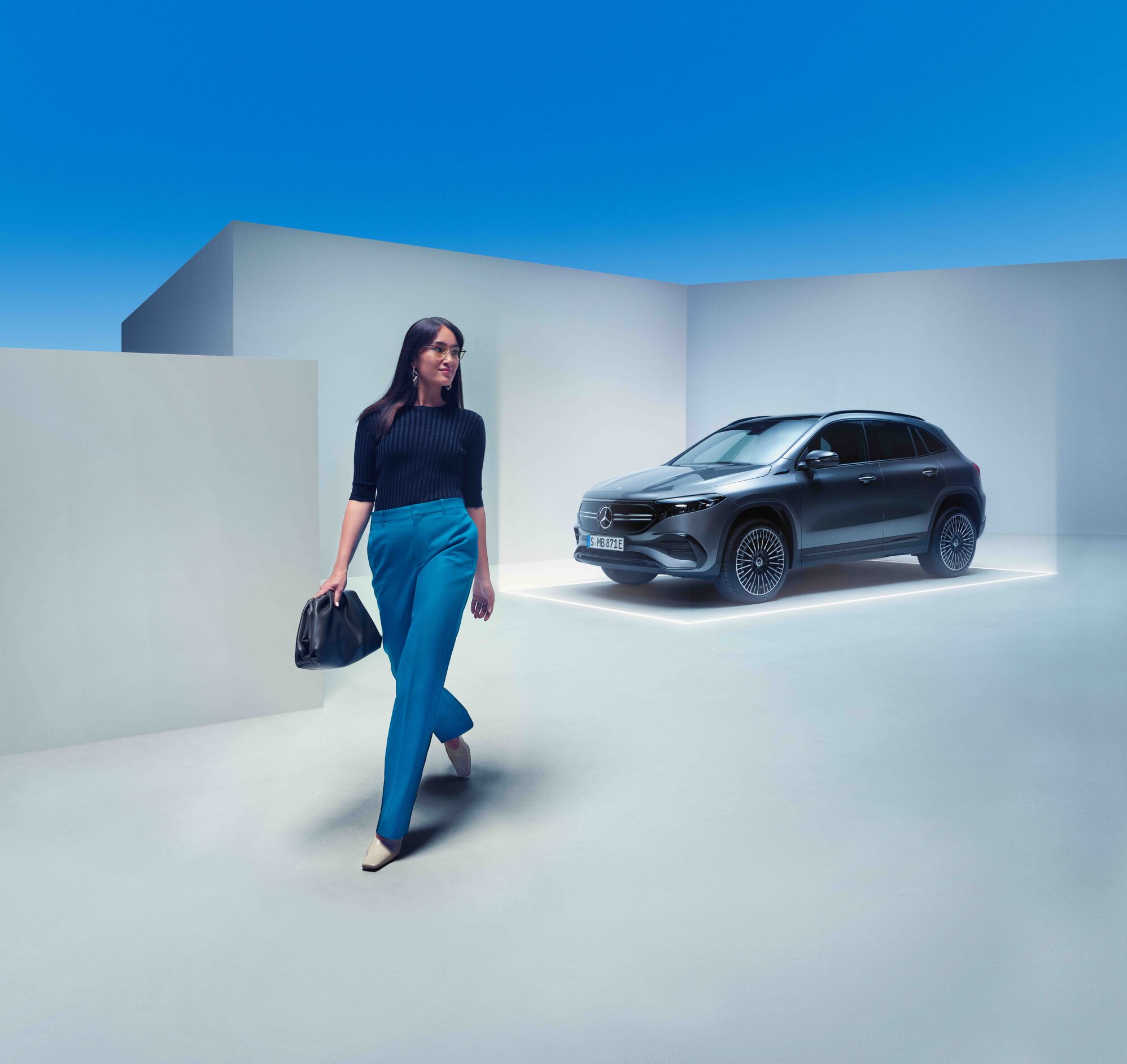 Mercedes-Benz CompleteCare Žena kráčí podél vozu Mercedes-Benz.