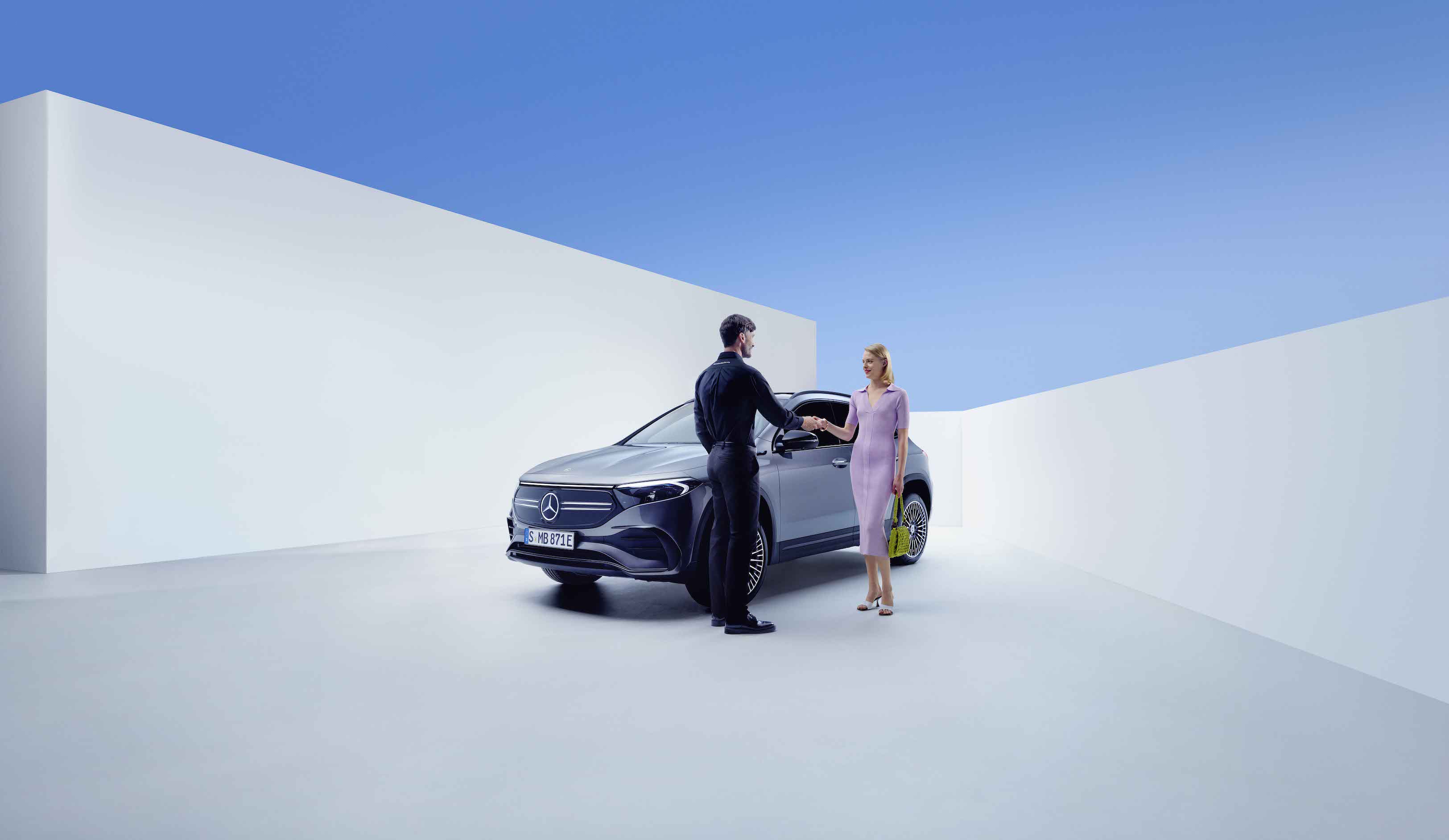 Servisní smlouvy Mercedes-Benz Muž a žena si podávají za ruku před vozidlem Mercedes-Benz.