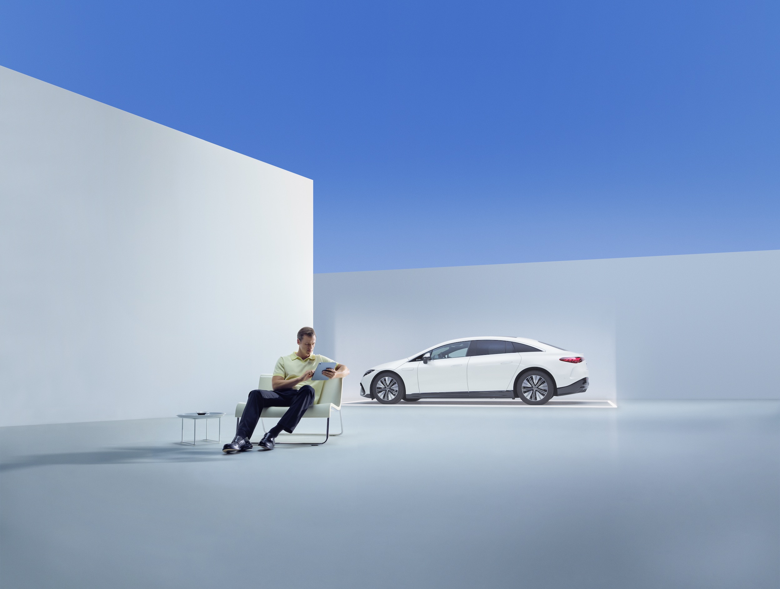 Mercedes-Benz WarrantyExtension Muž relaxuje v křesle před vozem Mercedes-Benz.