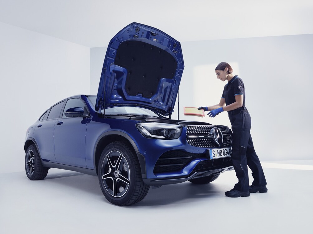 Technik Mercedes-Benz provádí kontrolu vozidla.
