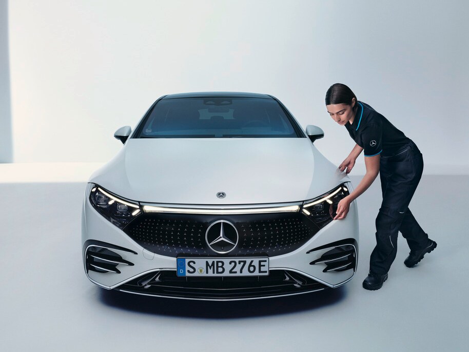 Technik Mercedes-Benz provádí kontrolu vozidla.