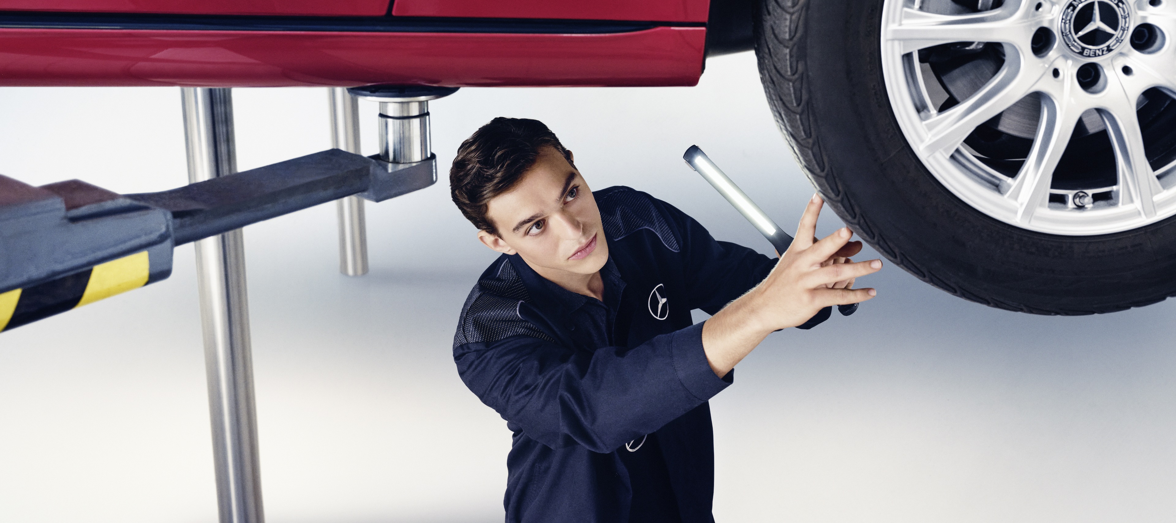 Pravidelná technická prohlídka | Mercedes-Benz Muž posuzuje svůj vůz Mercedes-Benz.