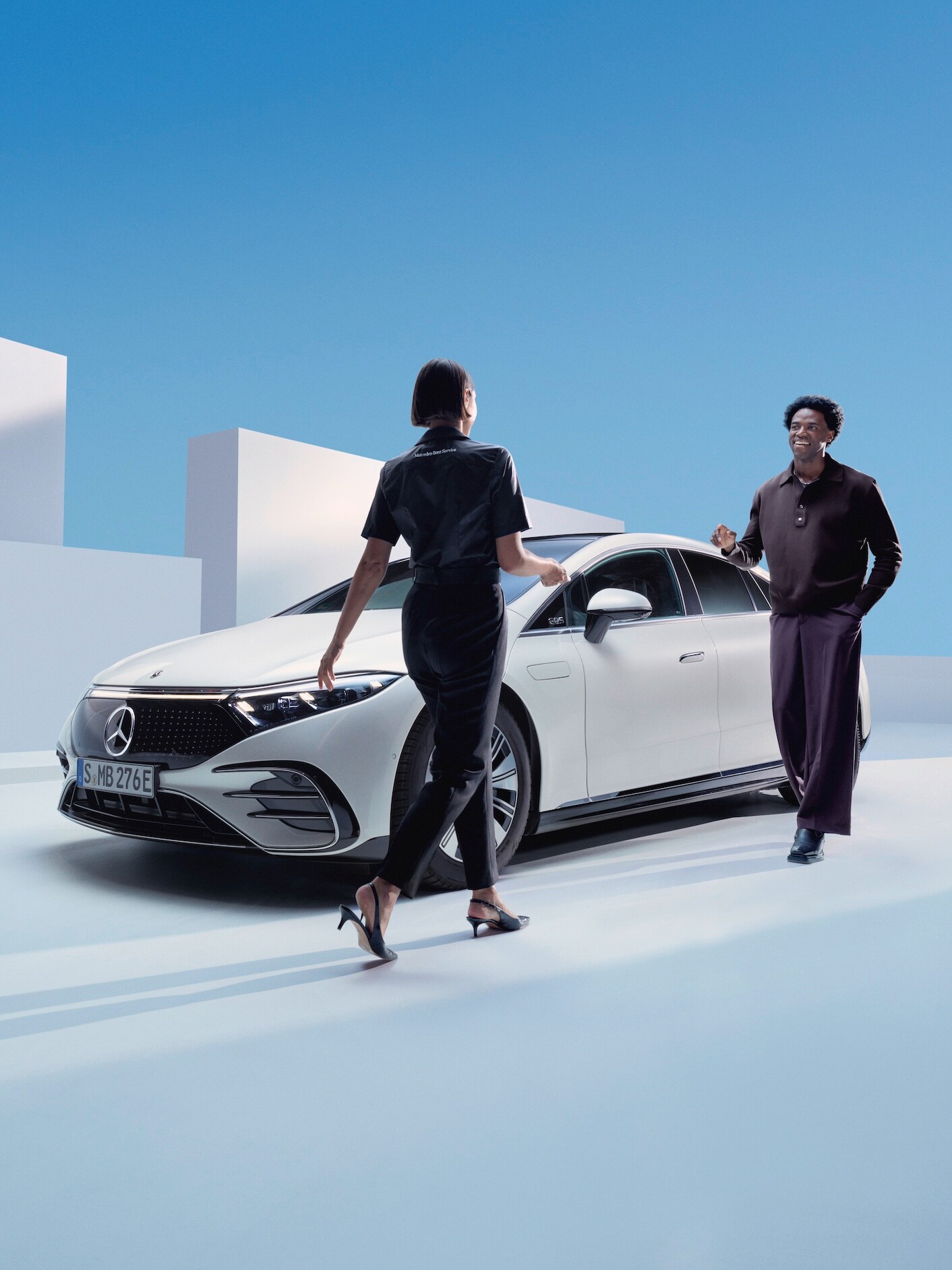 Žena využívá službu vyzvednutí a přistavení vozidla od Mercedes-Benz.