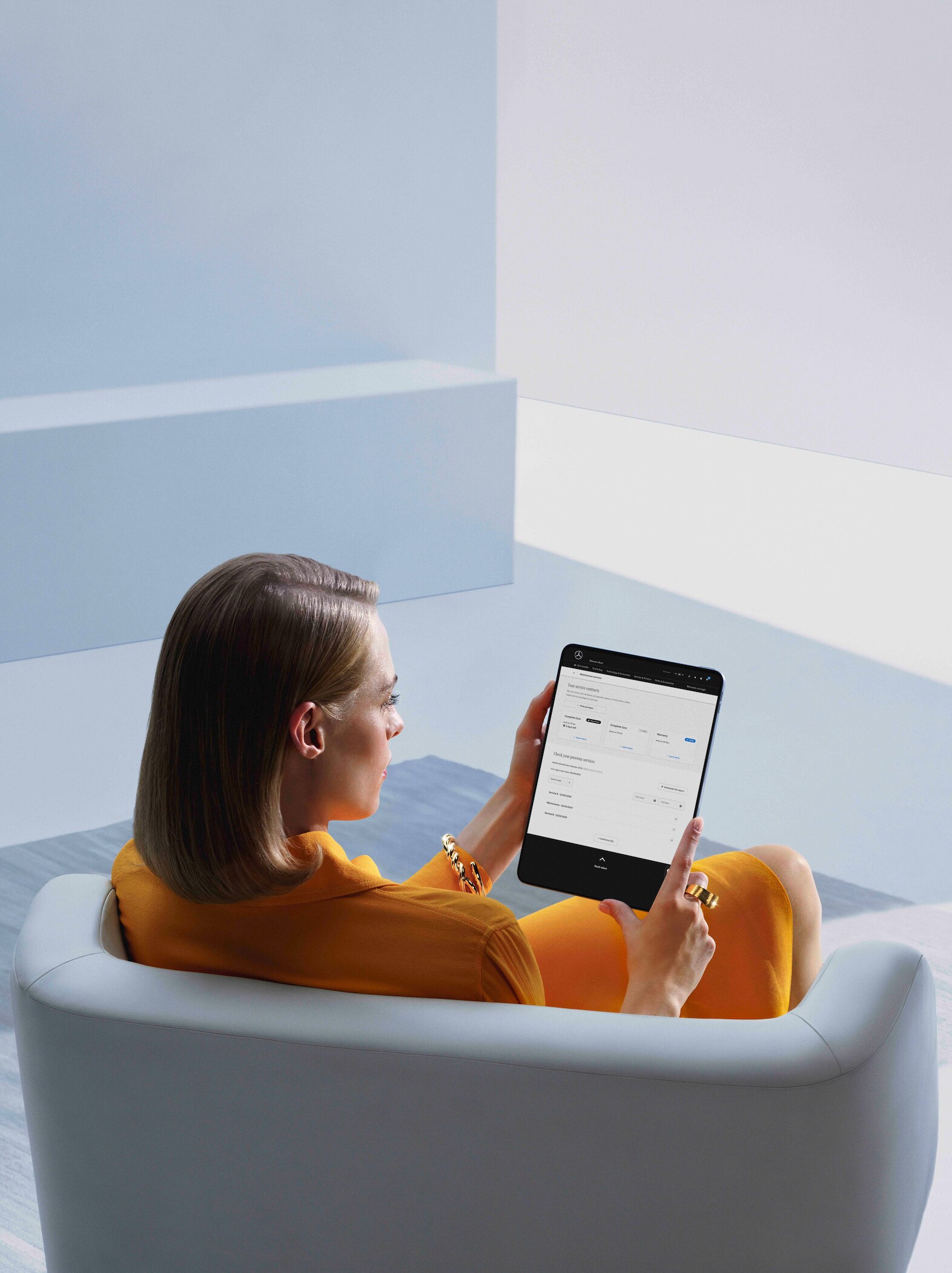 Žena používá tablet s digitální servisní zprávou.