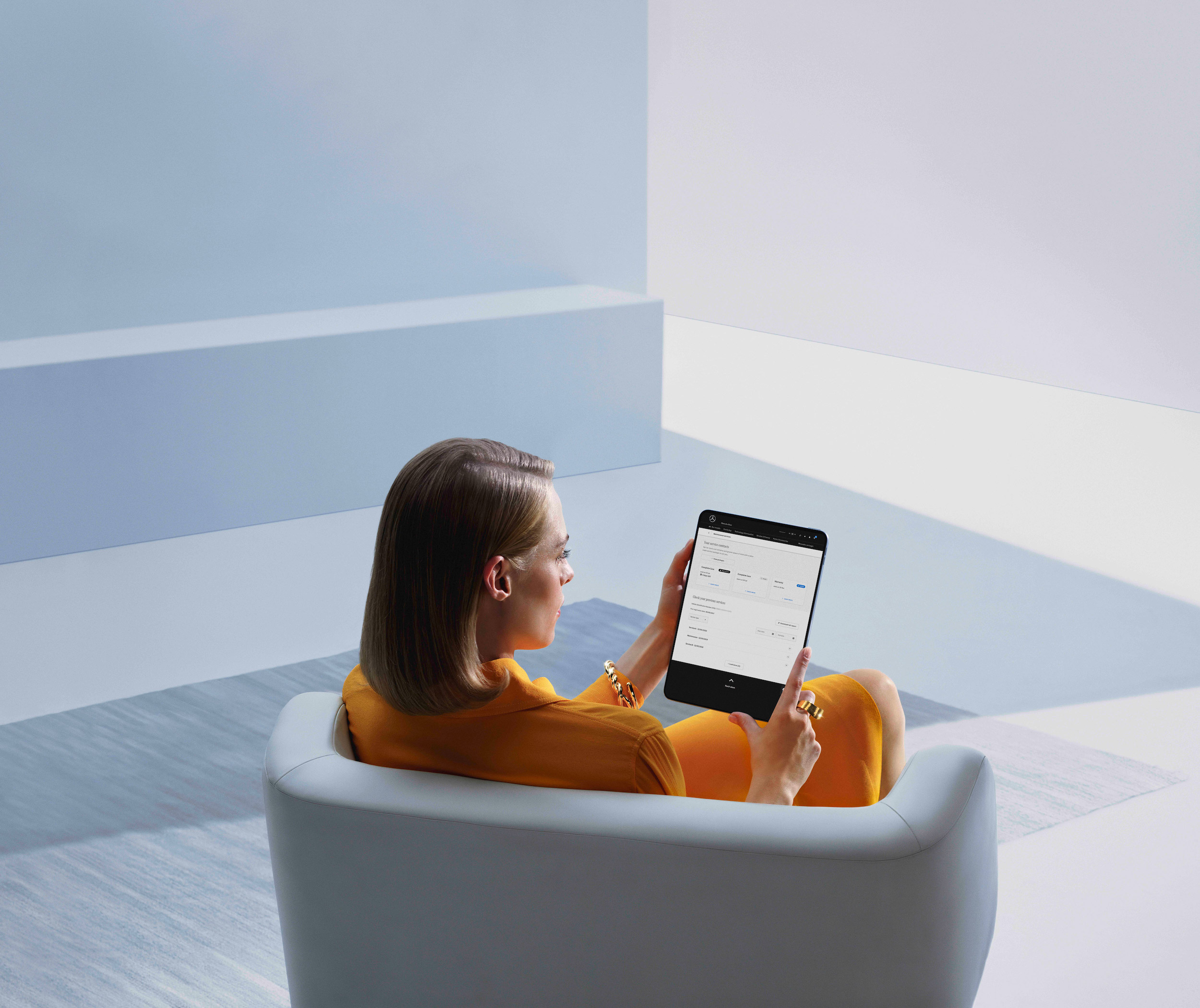Digitální servisní zpráva | Mercedes-Benz Žena používá tablet s digitální servisní zprávou.