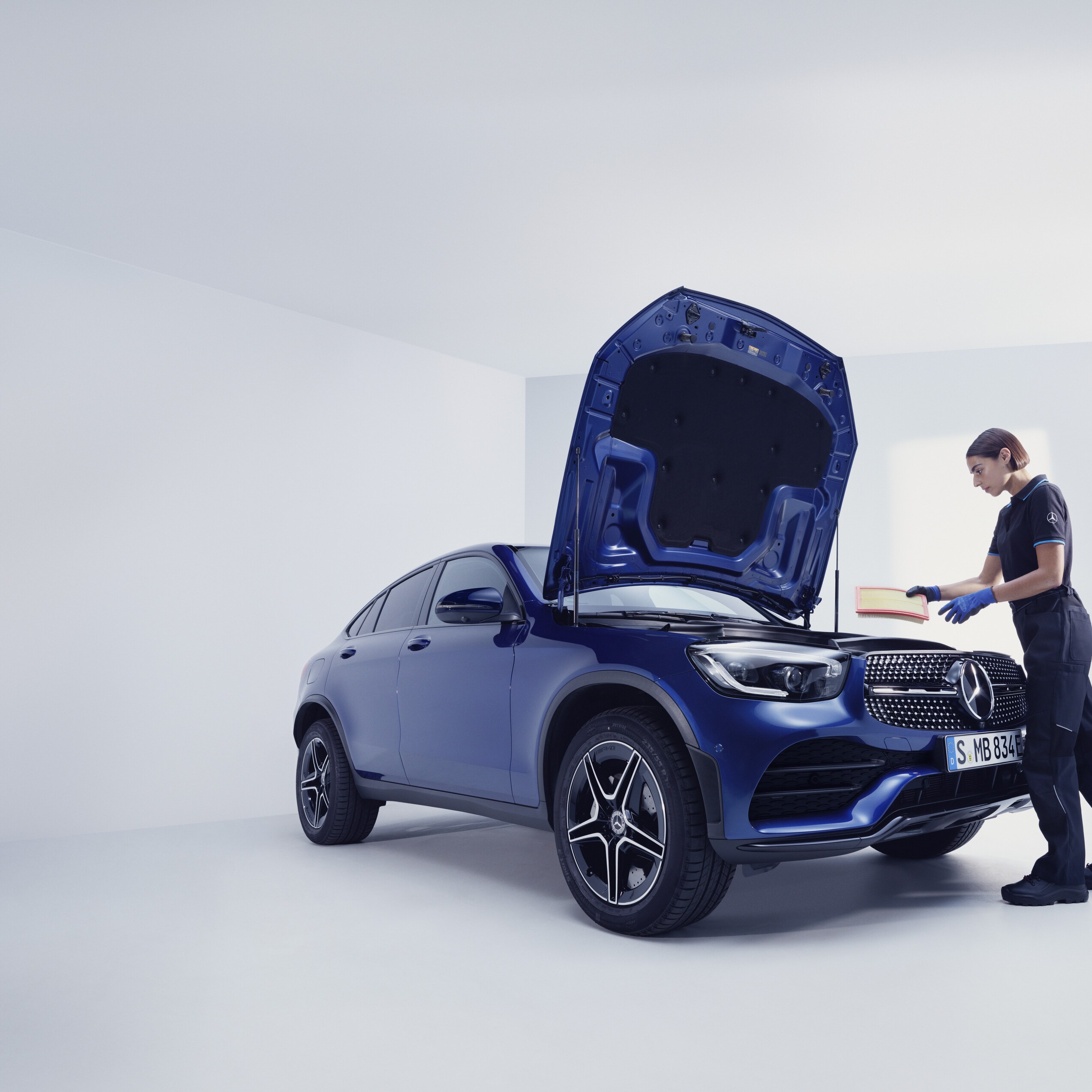 Mechanik Mercedes-Benz kontroluje vůz Mercedes-Benz.