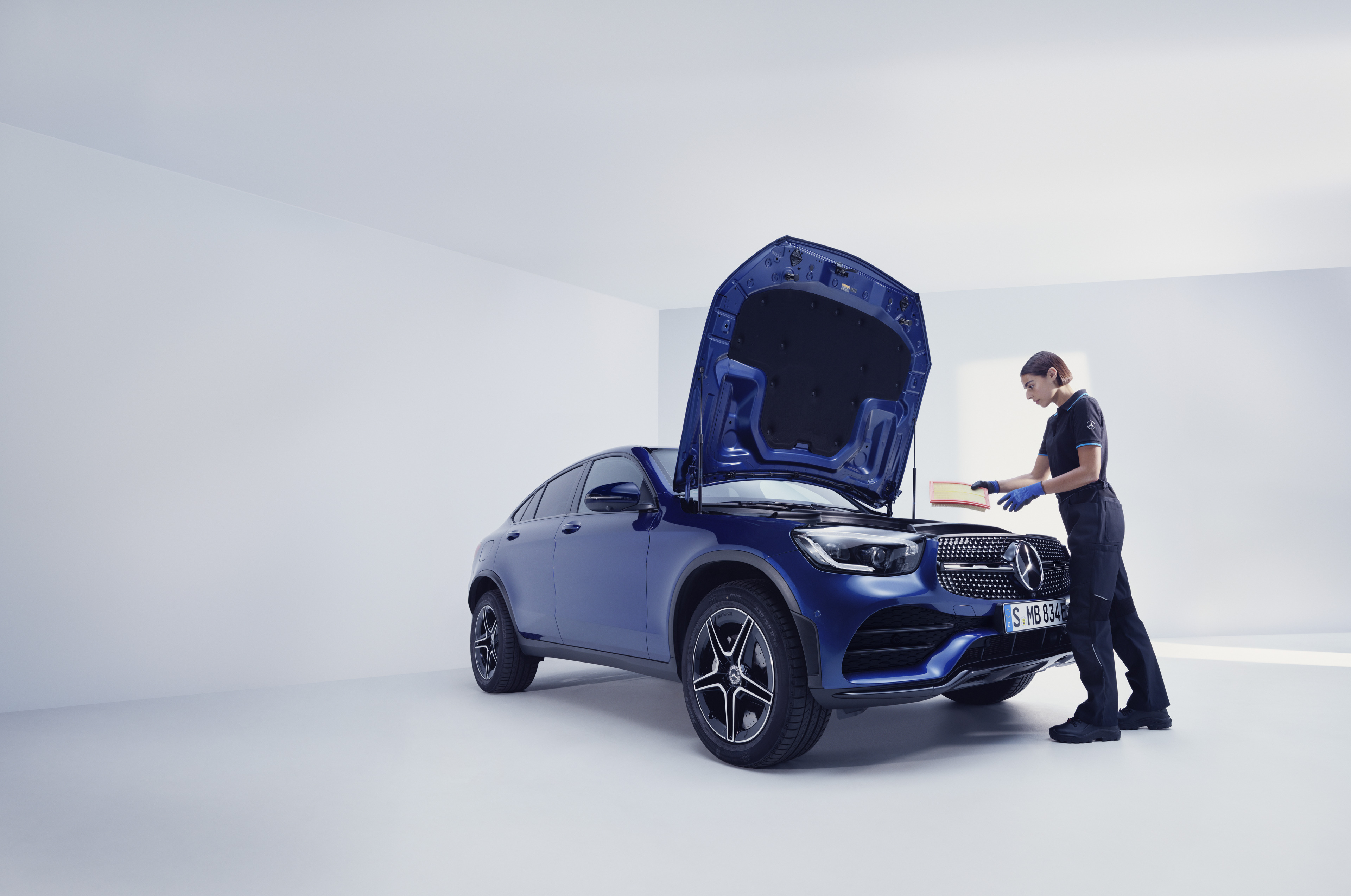 Služby údržby | Mercedes-Benz Mechanik Mercedes-Benz kontroluje vůz Mercedes-Benz.