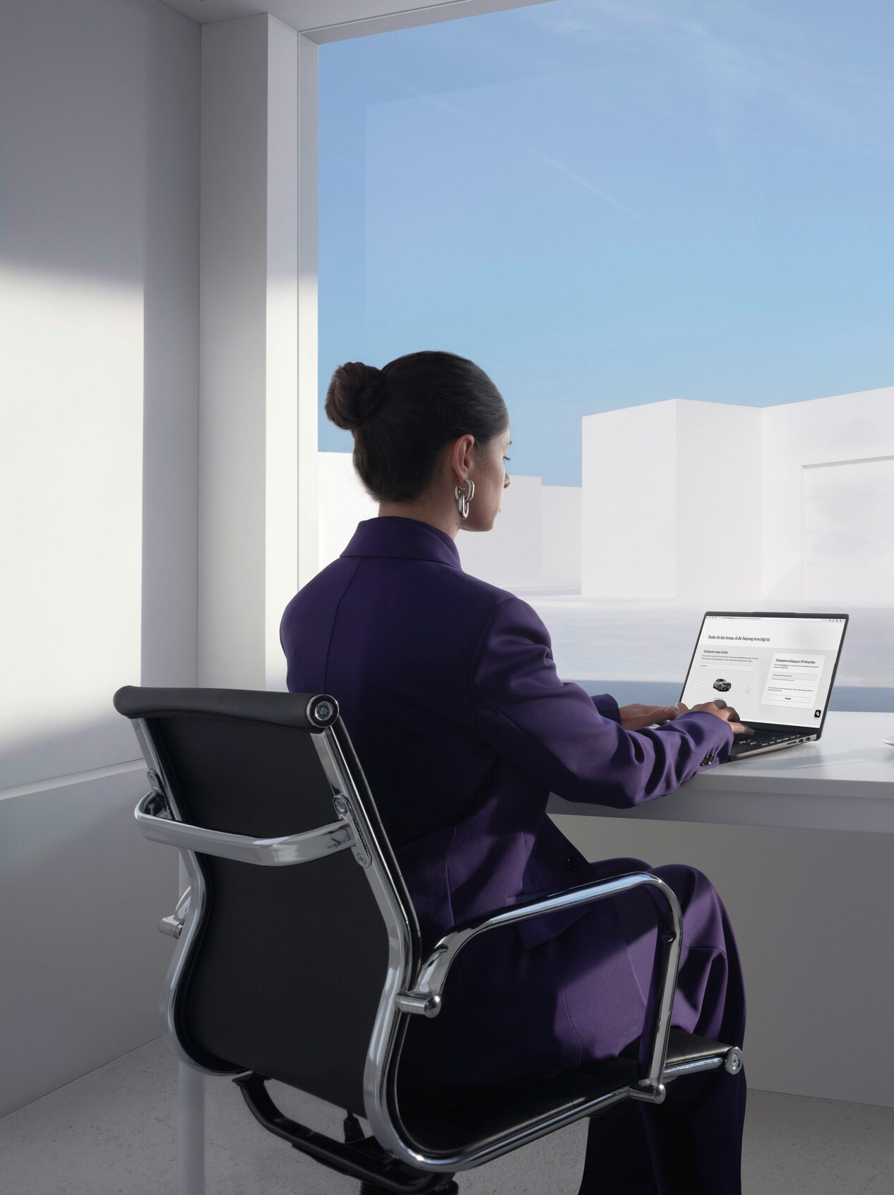 Žena si prohlíží měření emisí svého vozidla Mercedes-Benz online.