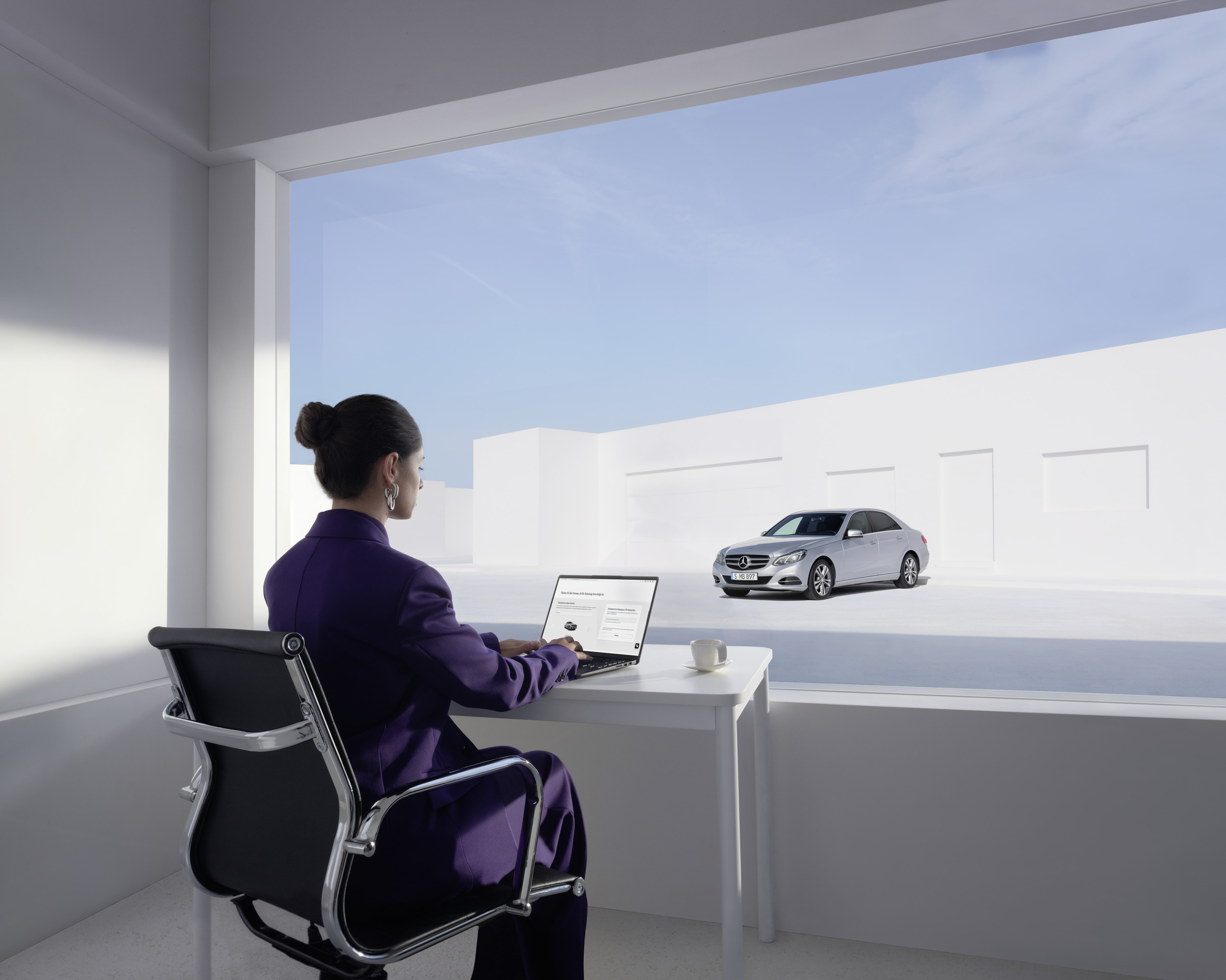 Měření emisí | Mercedes-Benz Žena si prohlíží měření emisí svého vozidla Mercedes-Benz online.