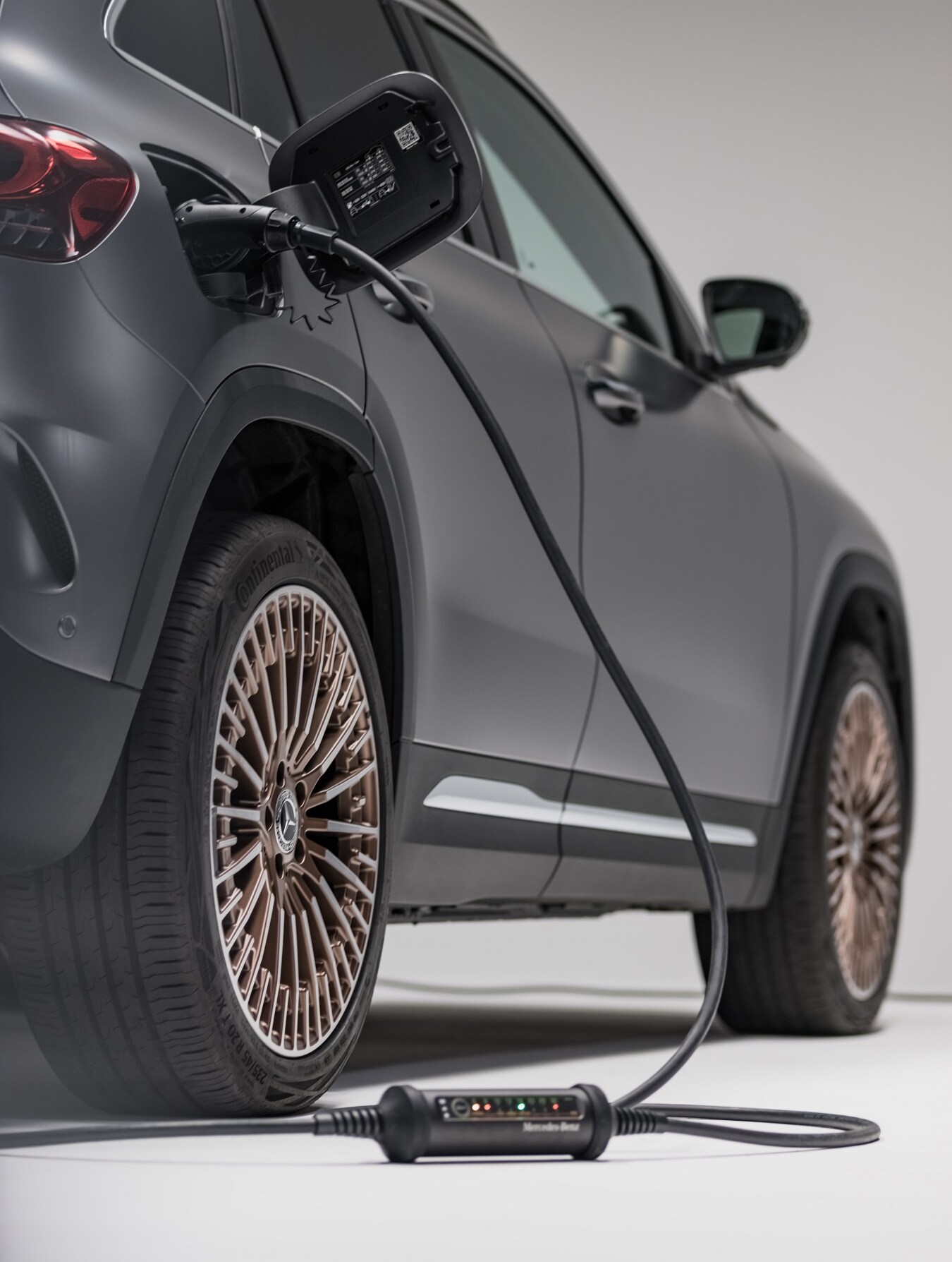 Mercedes-Benz EQA se nabíjí pomocí kabelu flexibilního nabíjení.