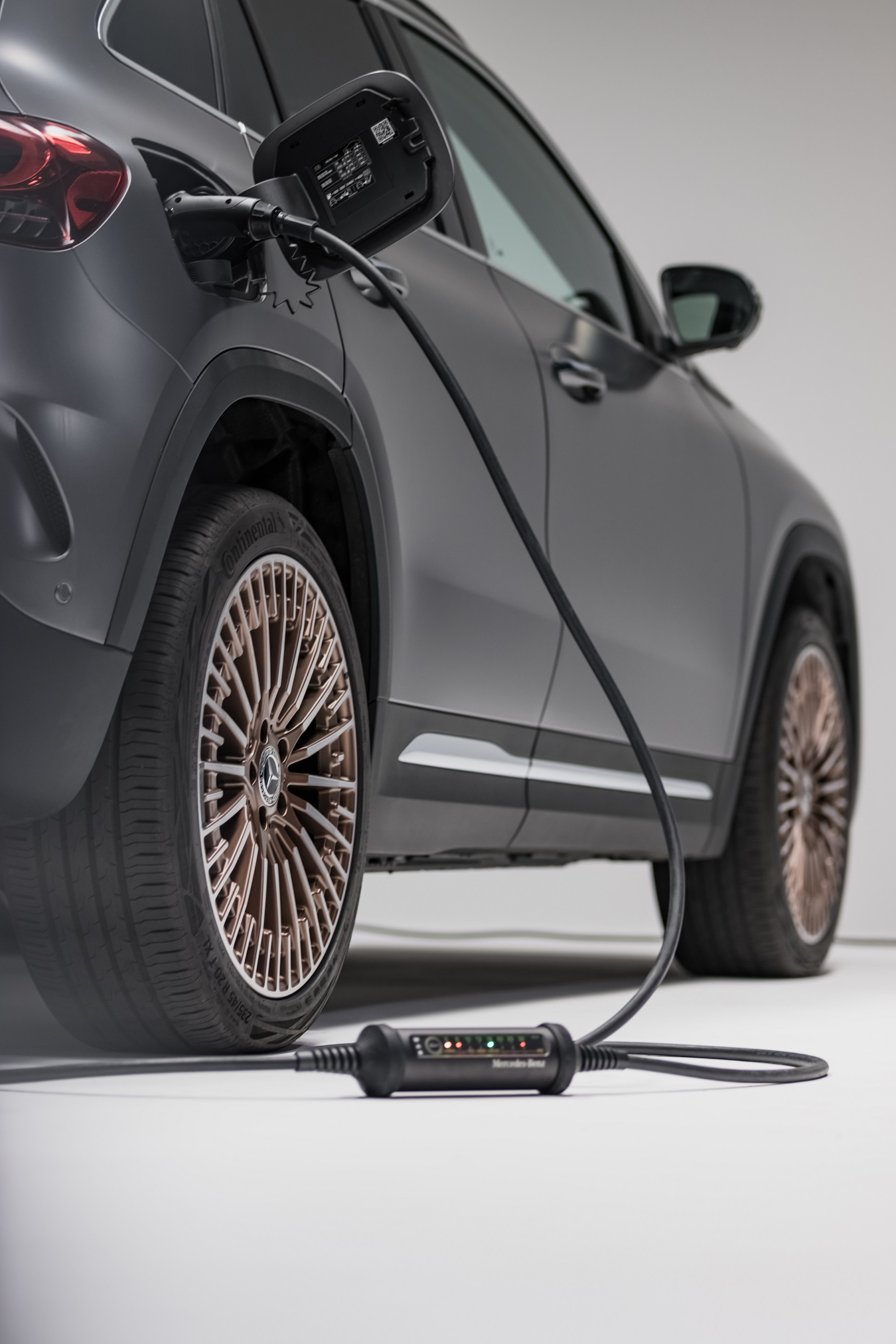 Použití flexibilního nabíjení Mercedes-Benz. | Mercedes-Benz Mercedes-Benz EQA se nabíjí pomocí kabelu flexibilního nabíjení.