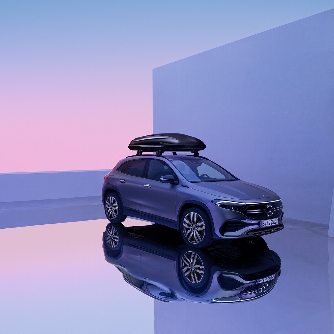 Mercedes-Benz EQA se střešním nosičem zavazadel je v showroomu.