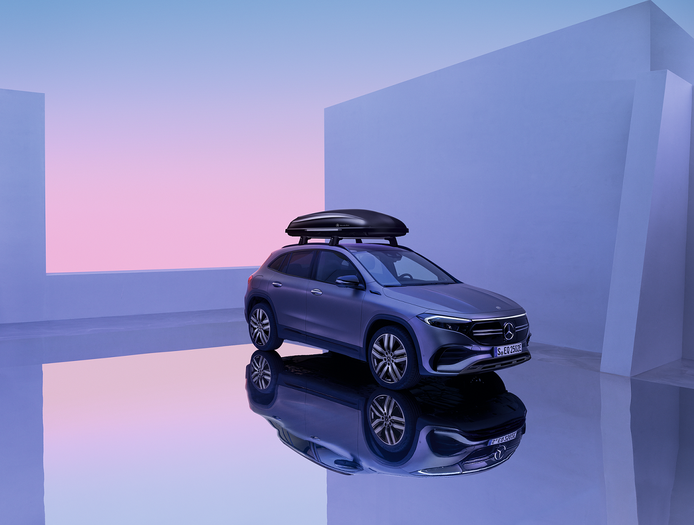 EQA | Mercedes-Benz Mercedes-Benz EQA se střešním nosičem zavazadel je v showroomu.