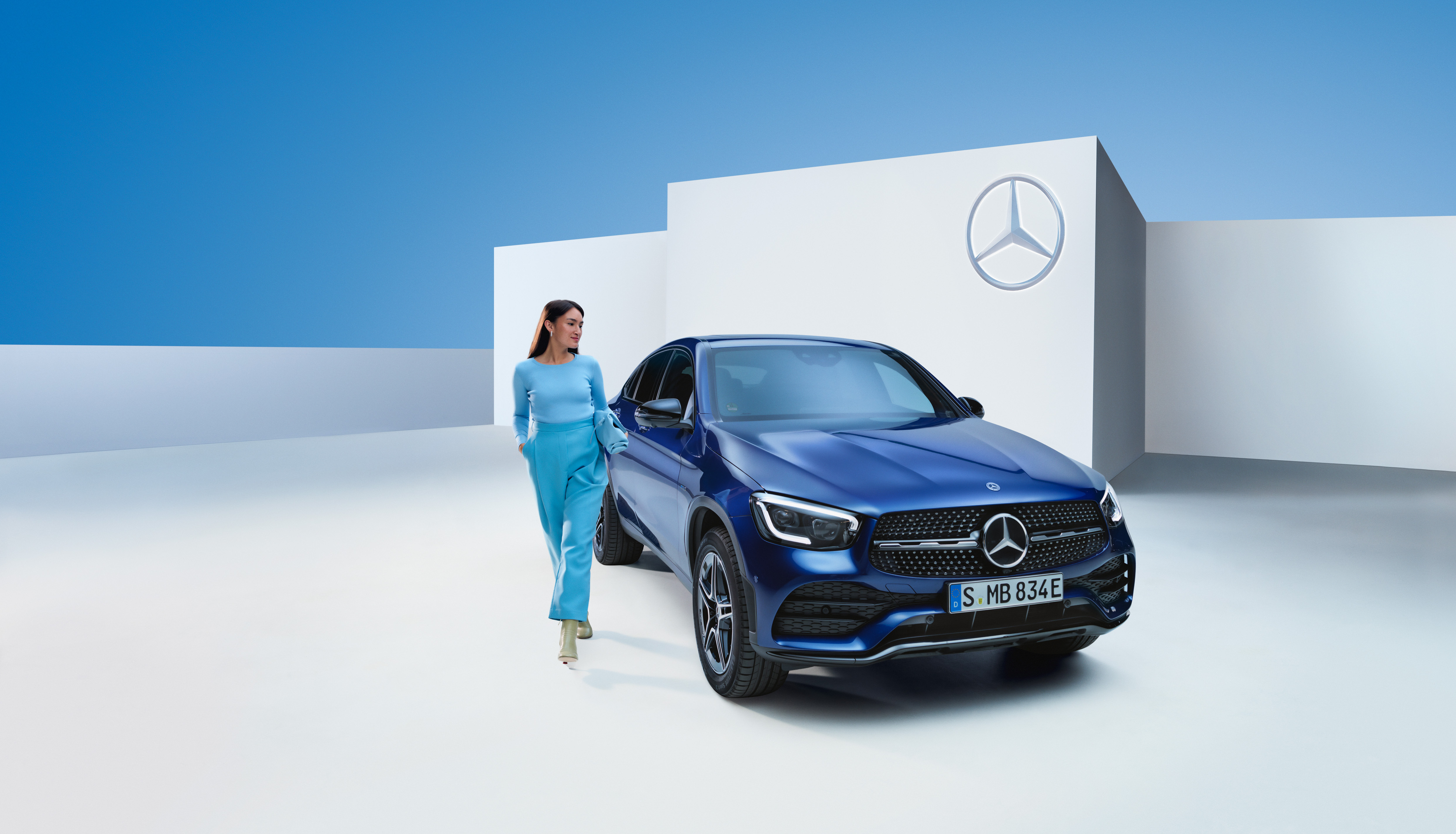 Garance Mercedes-Benz | Mercedes-Benz Osoba jdoucí vedle vozidla Mercedes-Benz.