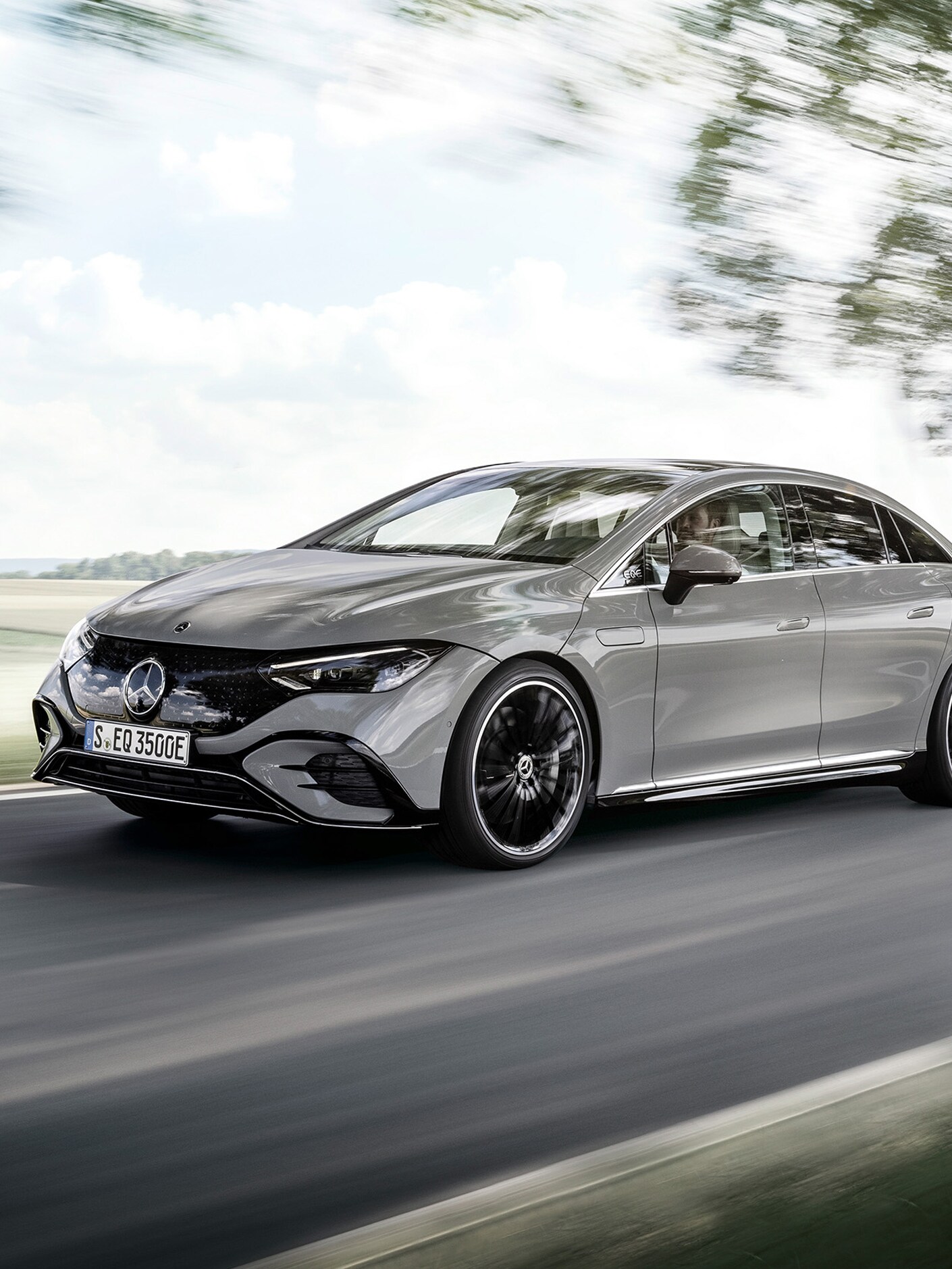 EQS na silnici při bočním pohledu zepředu