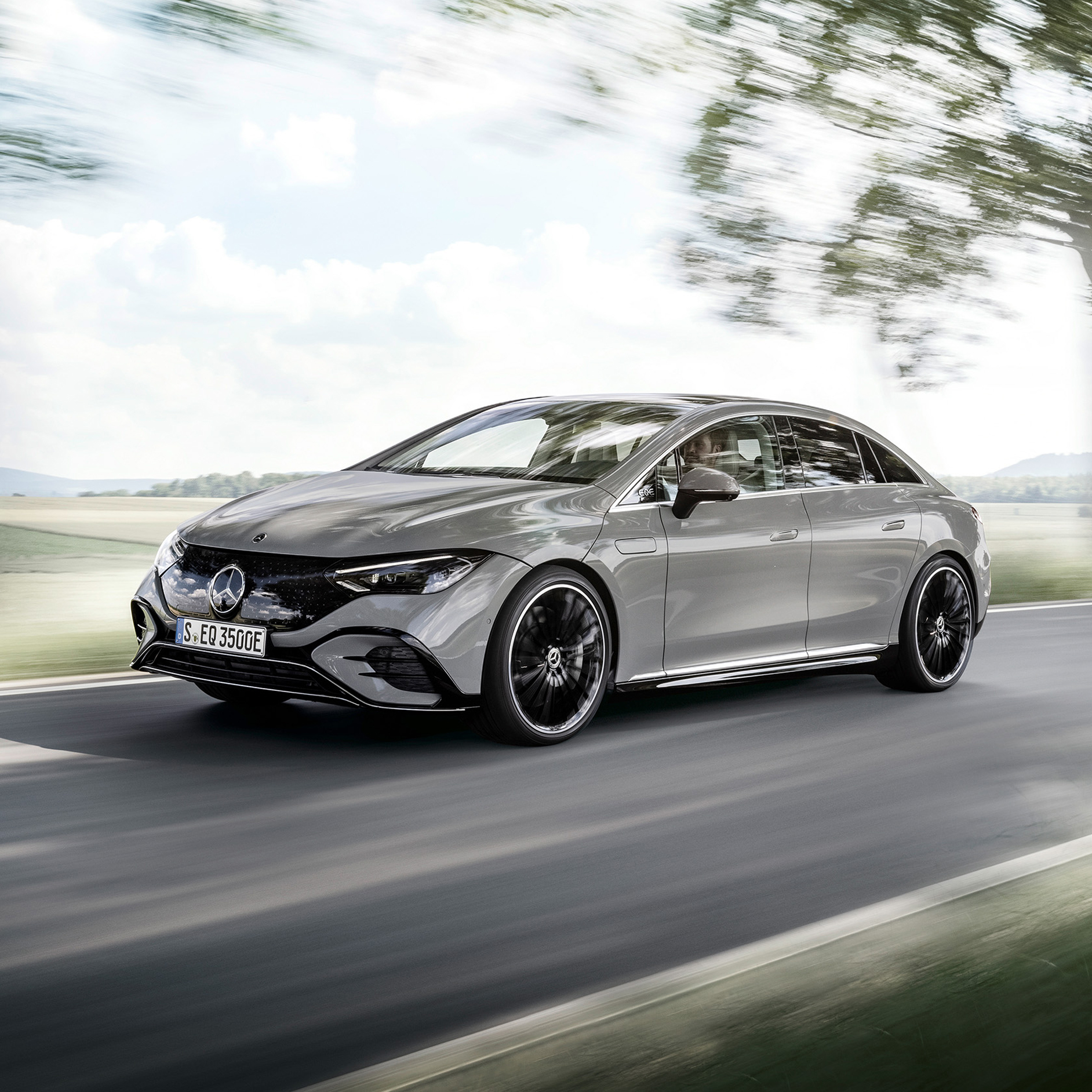 Mercedes-Benz | Země, voda, vzduch | EQS EQS na silnici při bočním pohledu zepředu