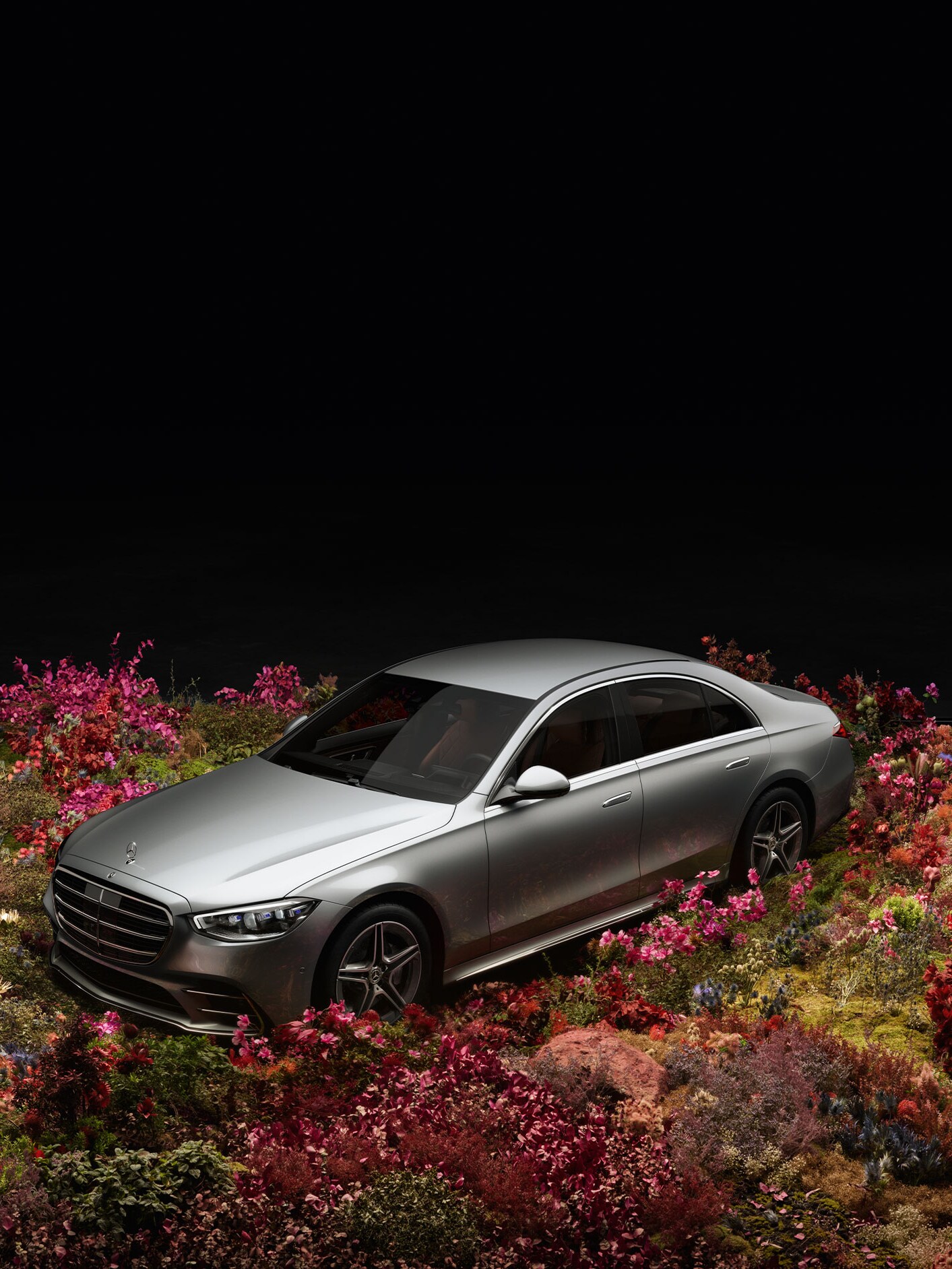 Vozidlo Mercedes-Benz s&nbsp;průhledným exteriérem.