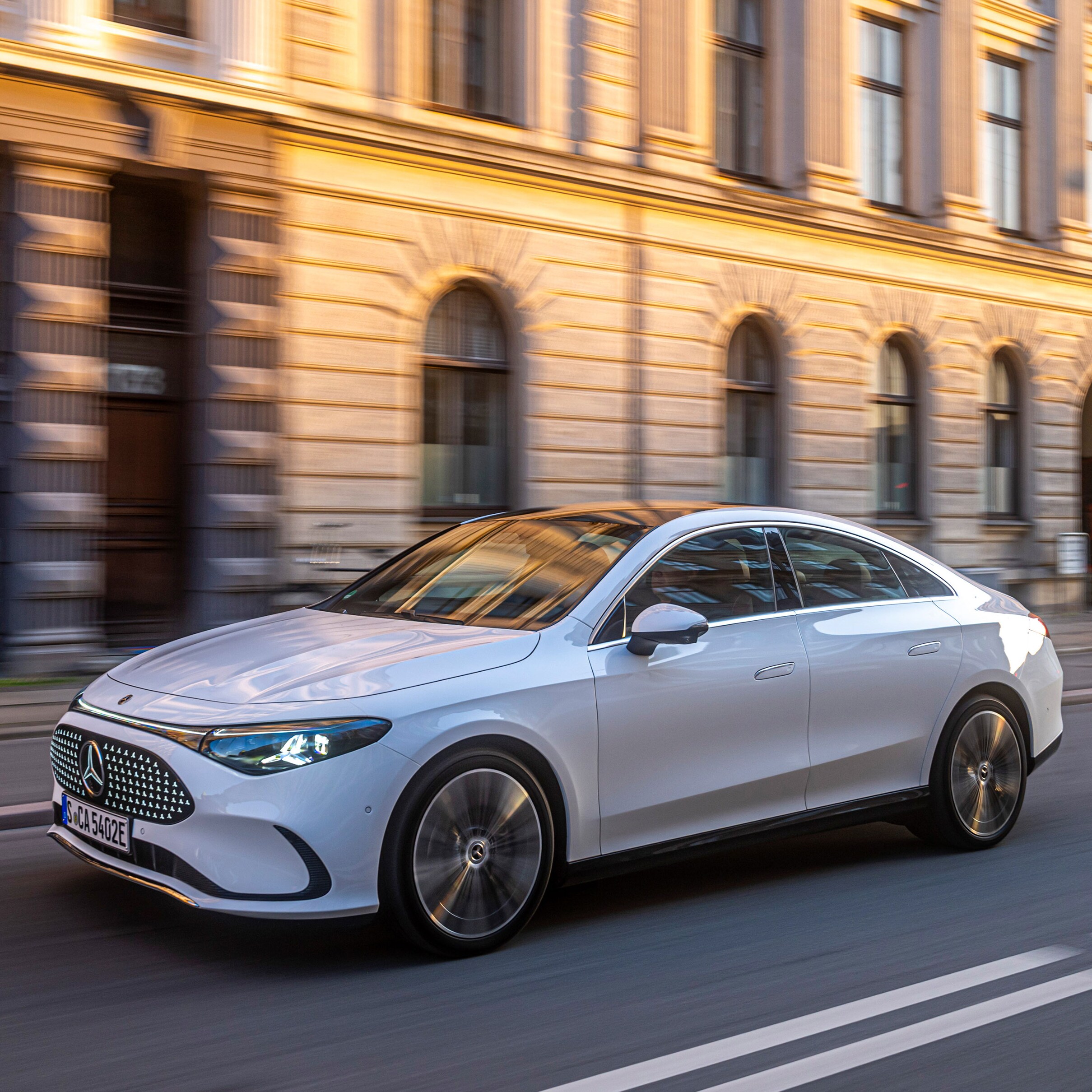 Volant a&nbsp;displej řidiče ve vozidle Mercedes-Benz.