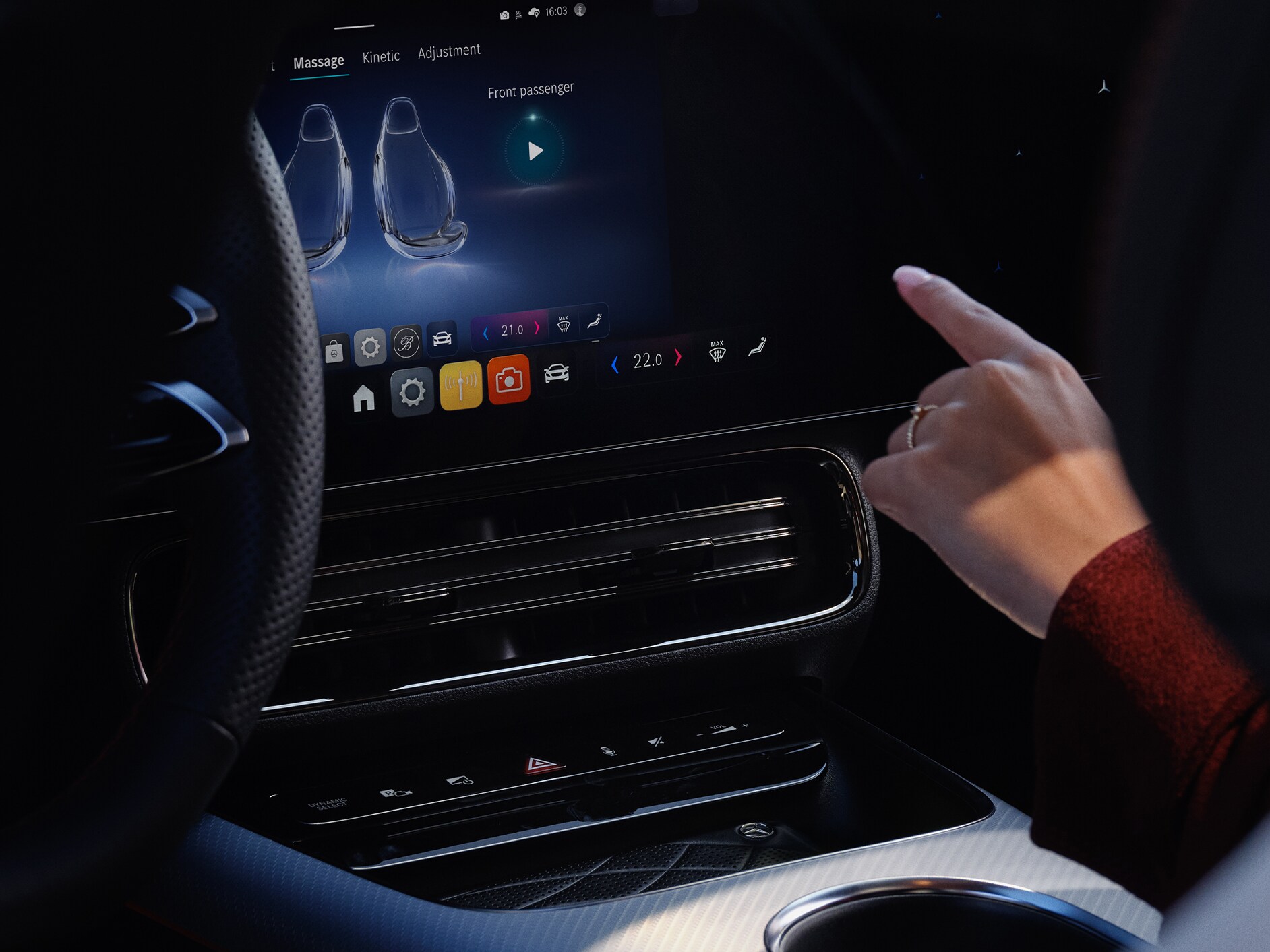 Multimediální systém MBUX zobrazující možnosti individuálního přizpůsobení ve vozidle Mercedes-Benz.