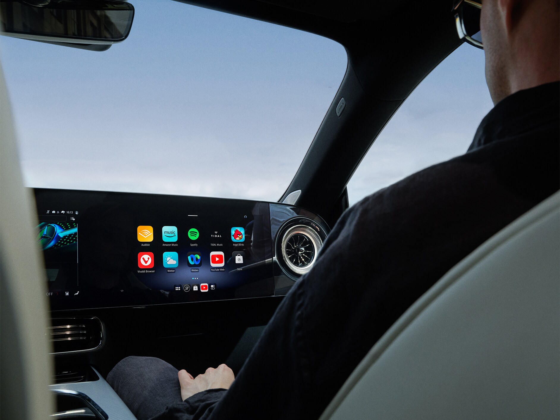 Pohled do interiéru na multimediální systém MBUX ve vozidle Mercedes-Benz.