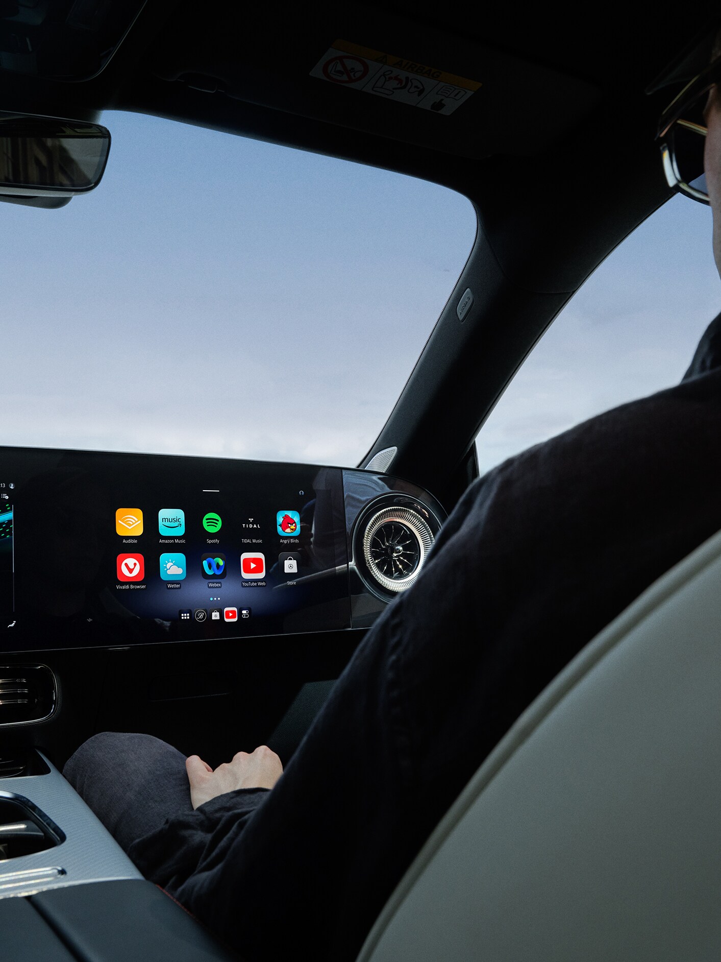Pohled do interiéru na kokpit vozidla Mercedes-Benz s&nbsp;multimediálním systémem MBUX.