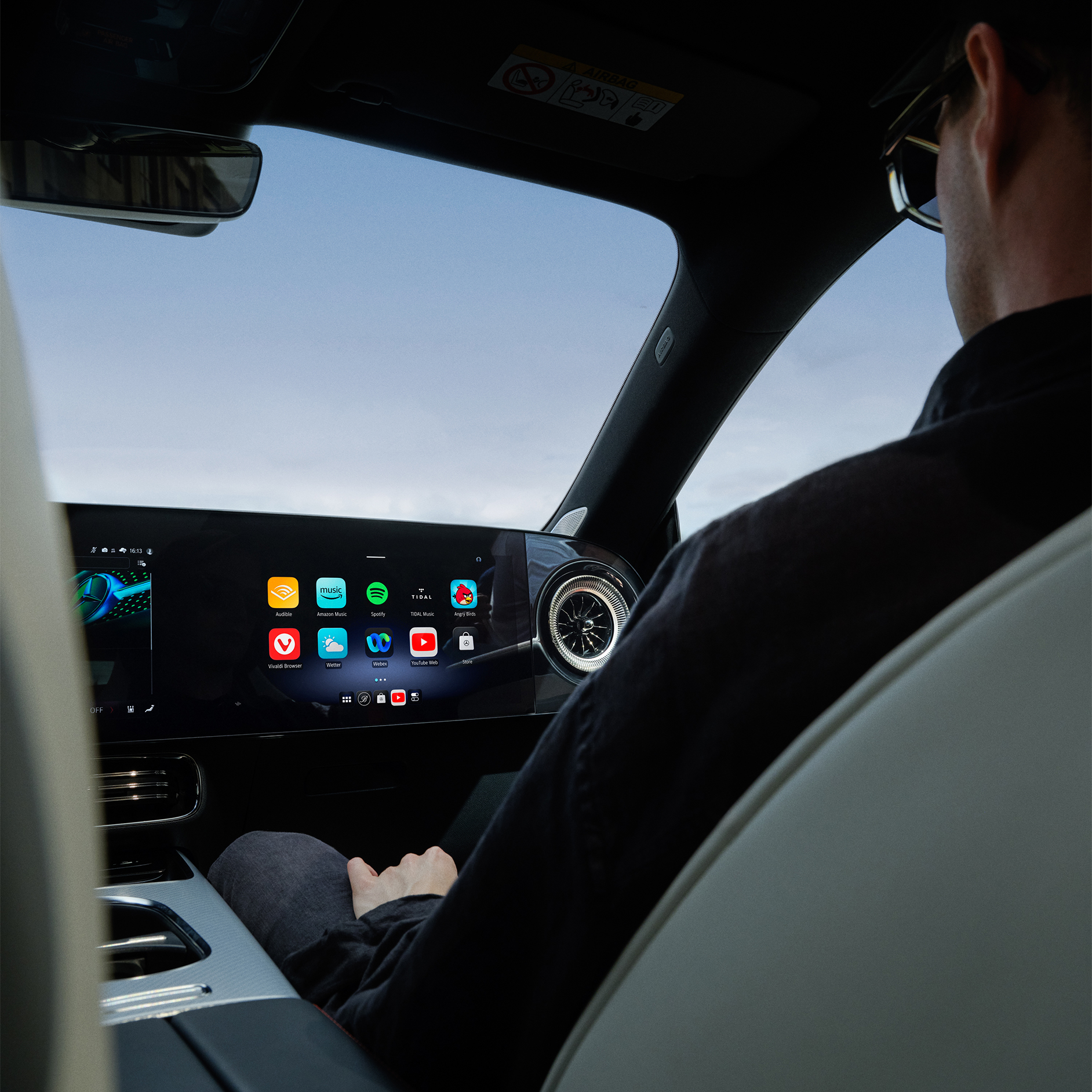 Hlasový asistent | Multimediální systém MBUX | Mercedes-Benz Pohled do interiéru na kokpit vozidla Mercedes-Benz s multimediálním systémem MBUX.