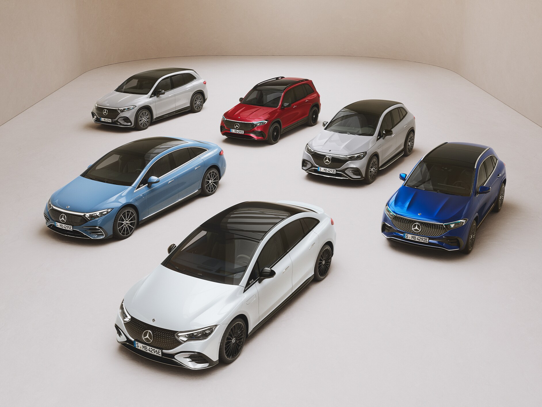 Modely sedanu EQS, sedanu EQE, EQA, EQB a&nbsp;EQC jsou zaparkovány na zrcadlové ploše.