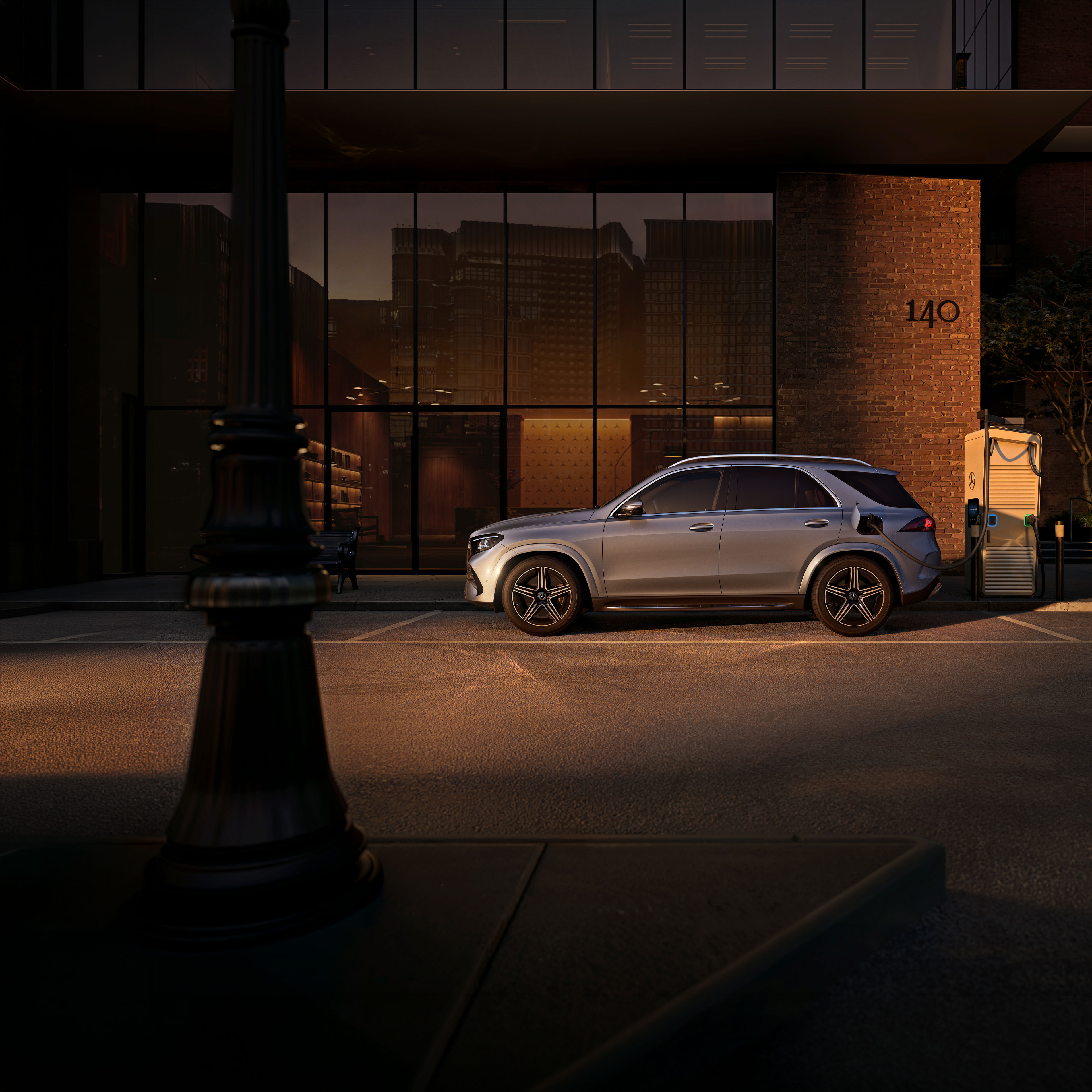 Vozidla plug-in hybrid | Mercedes-Benz Mercedes-Benz GLE SUV při pohledu z boku před velkým domem.