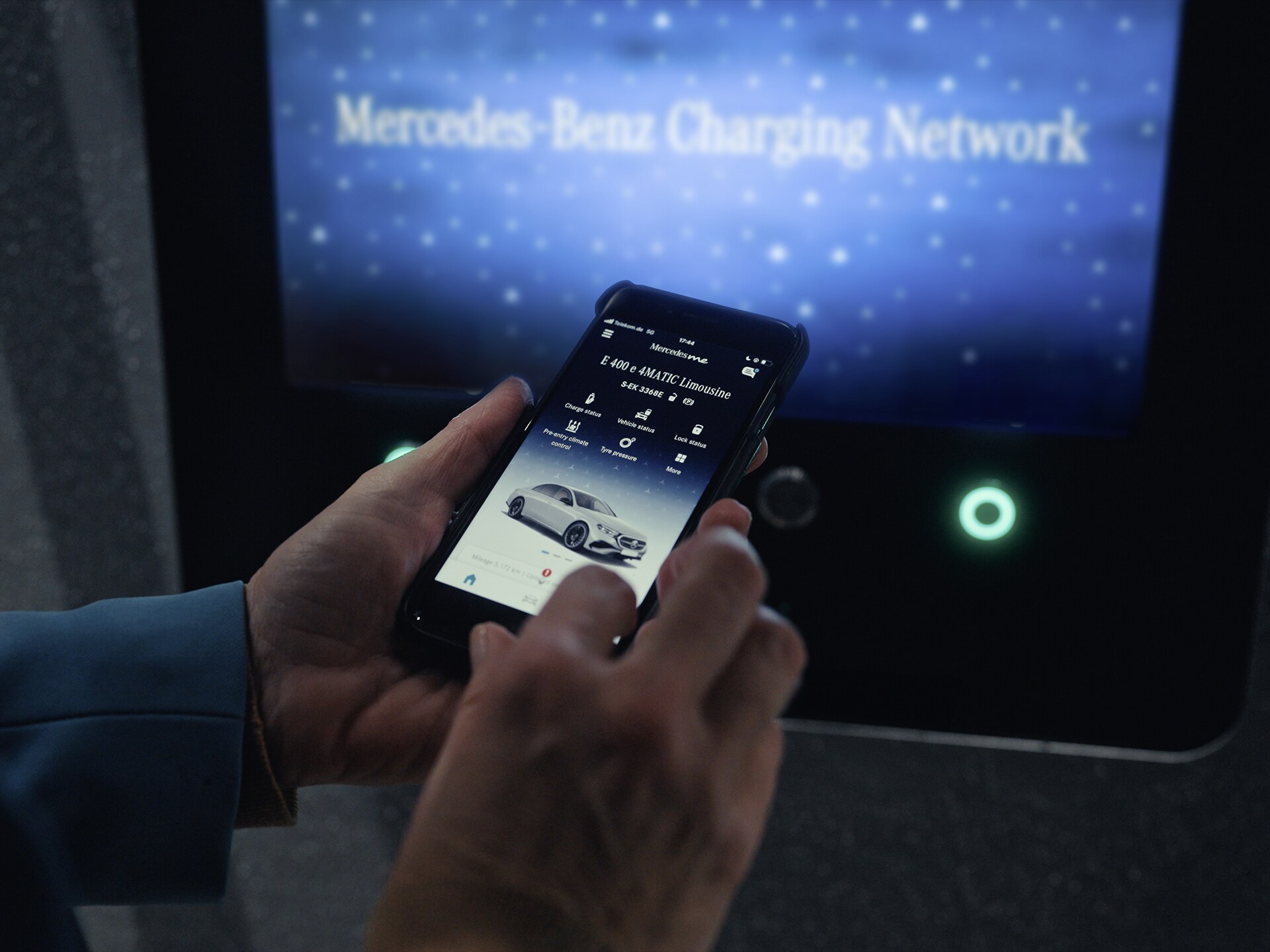 Někdo drží chytrý telefon s&nbsp;aplikací, která zobrazuje možnosti nabíjení pro vozidla plug-in hybrid od Mercedes-Benz.