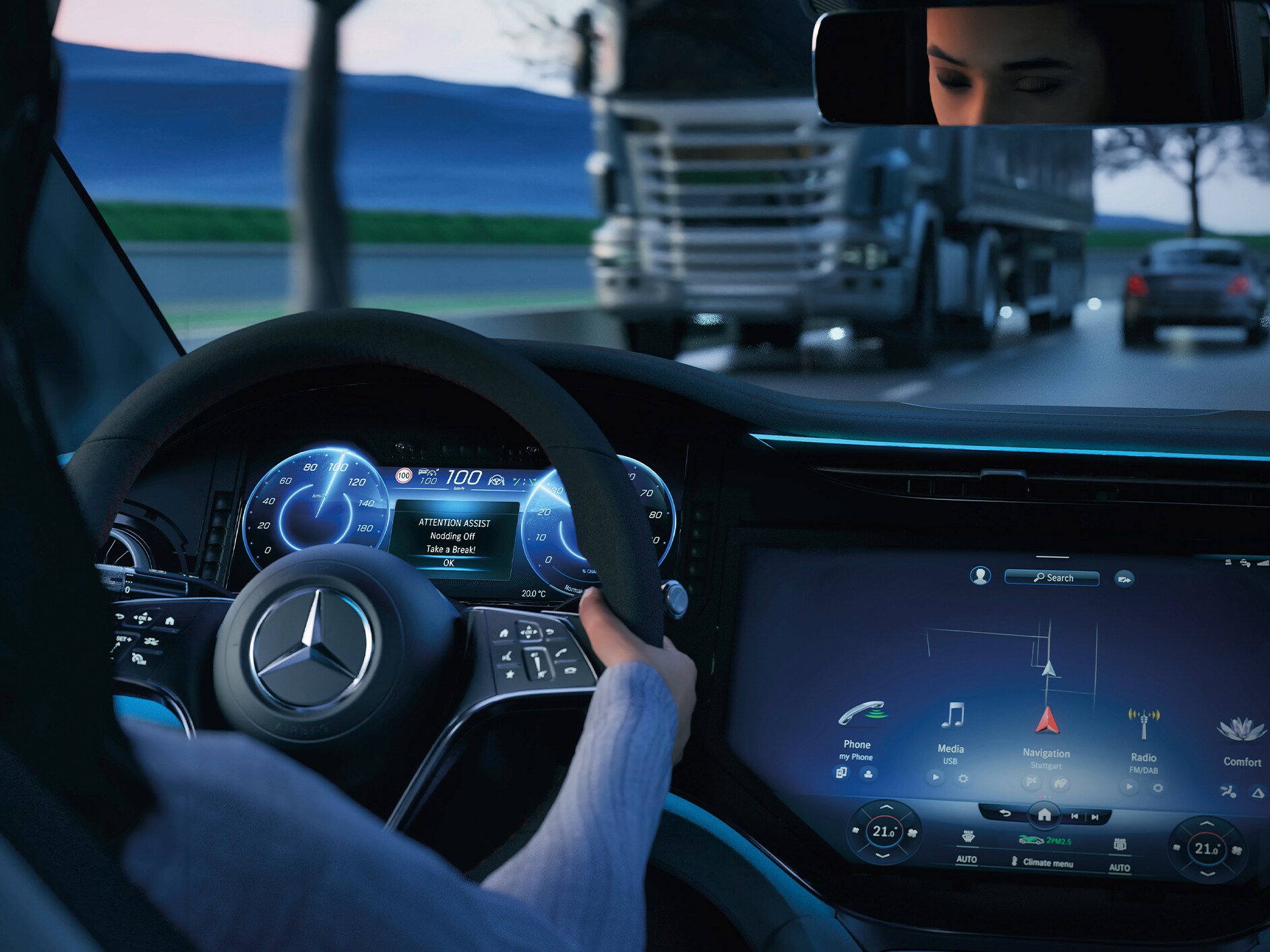 Pohled do interiéru na kokpit vozidla Mercedes-Benz.