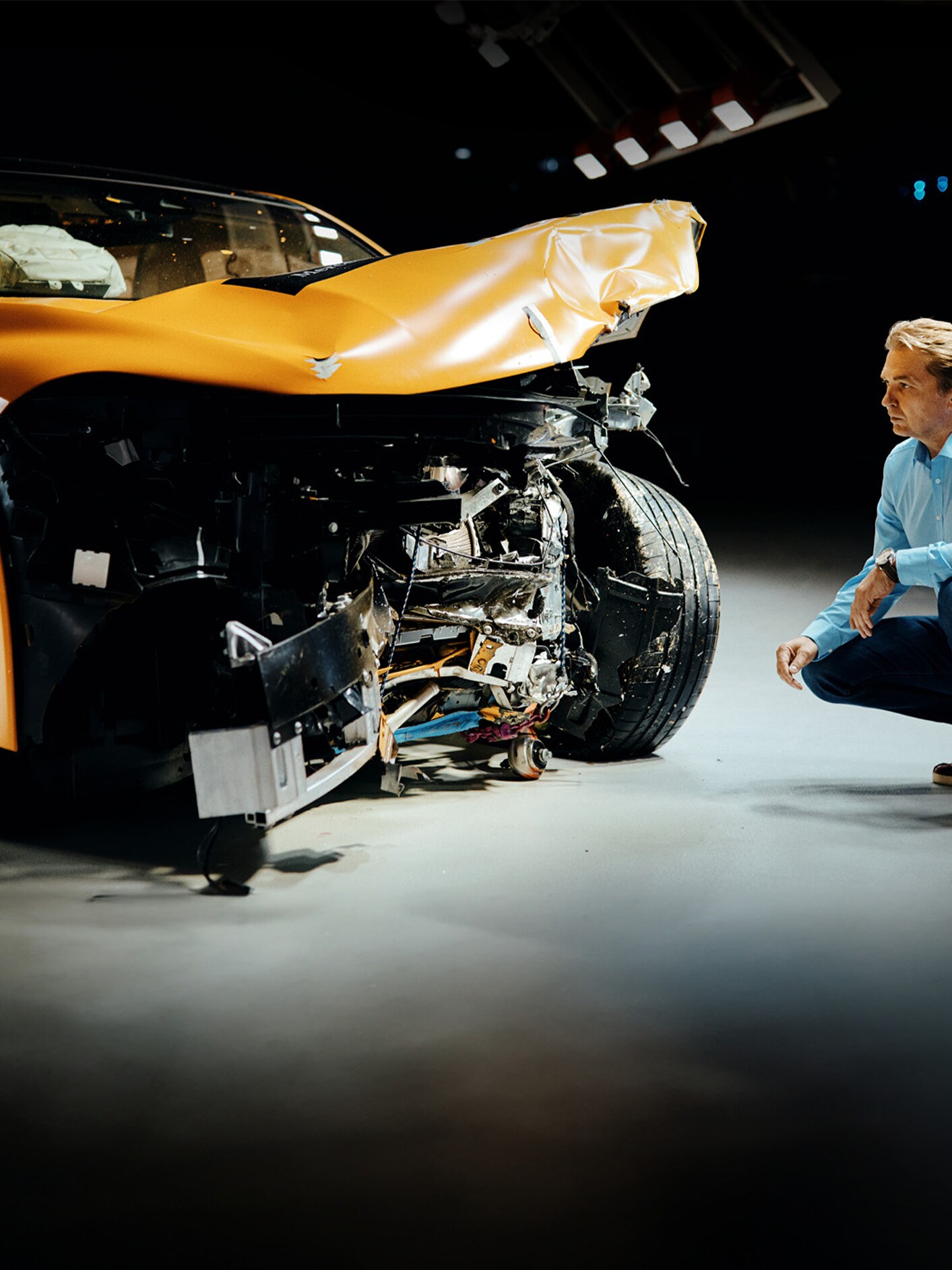 Expert na nárazové testy ohnutý k&nbsp;vozidlu Mercedes-Benz zkoumá naraženou příď vozidla.