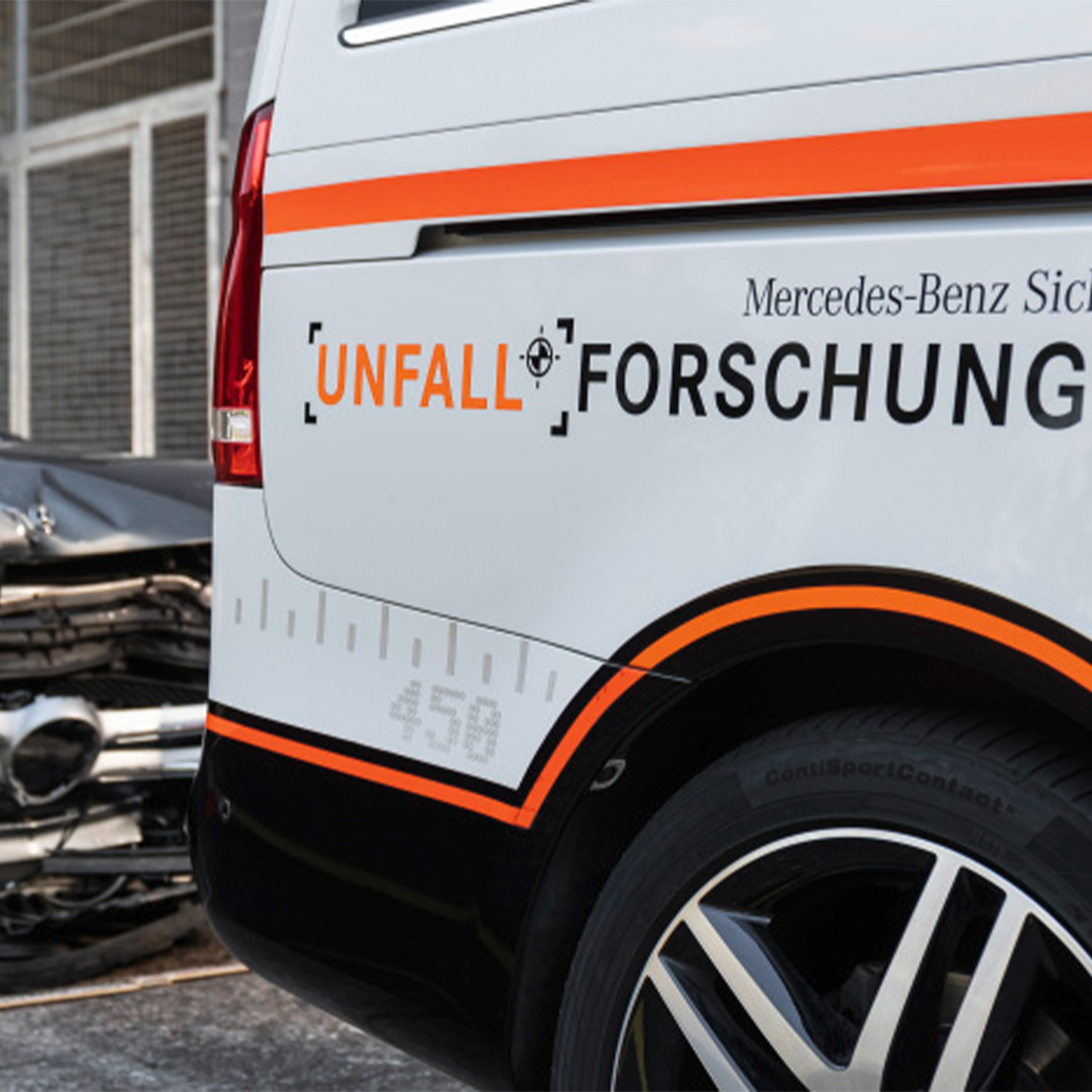 Zkoumání reálných nehod | Bezpečnost | Mercedes-Benz Vůz Mercedes-Benz s nápisem „Výzkum nehod“ na boku.