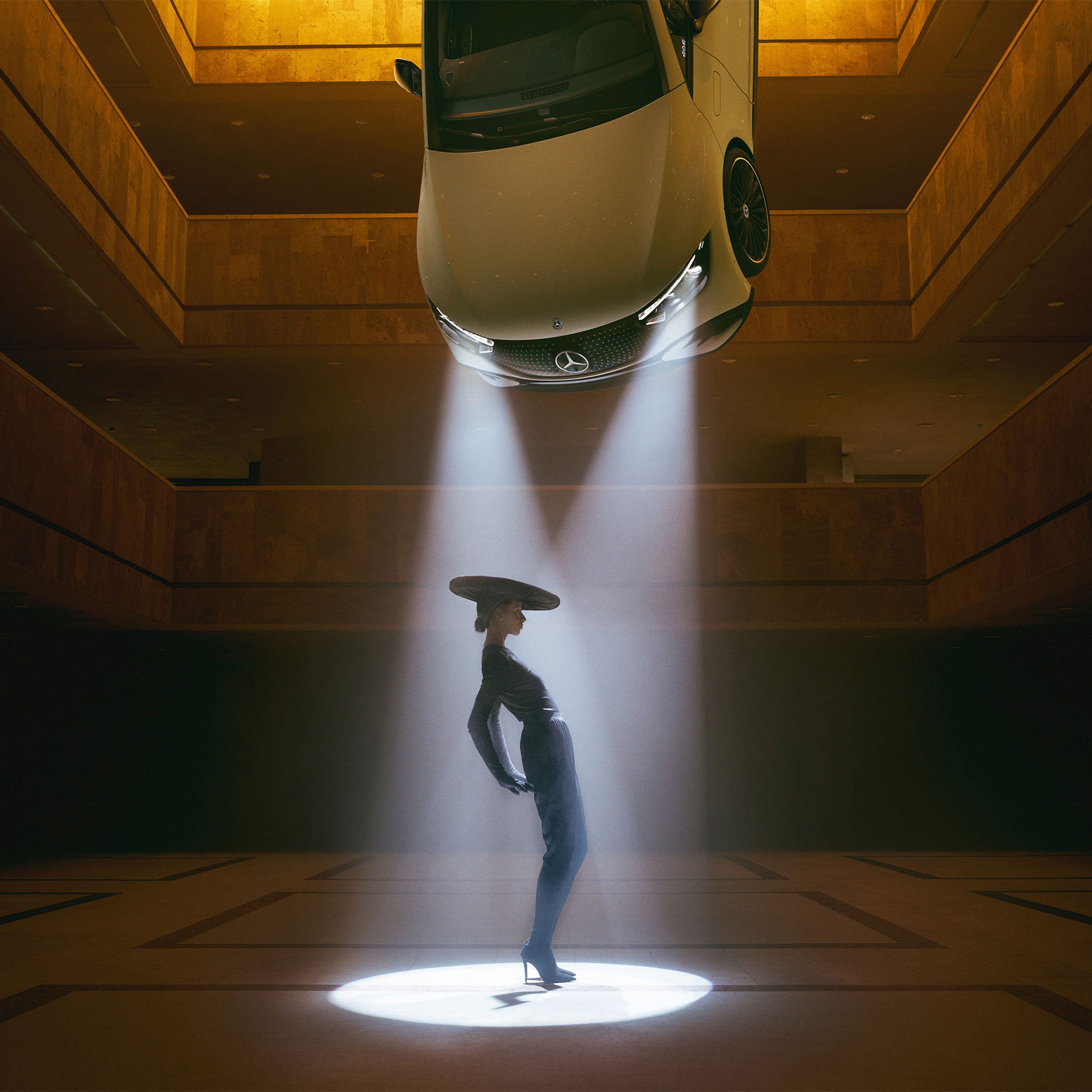 Technologie od Mercedes-Benz Žena v moderním outfitu pod rozsvícenými předními světly vozu Mercedes-Benz