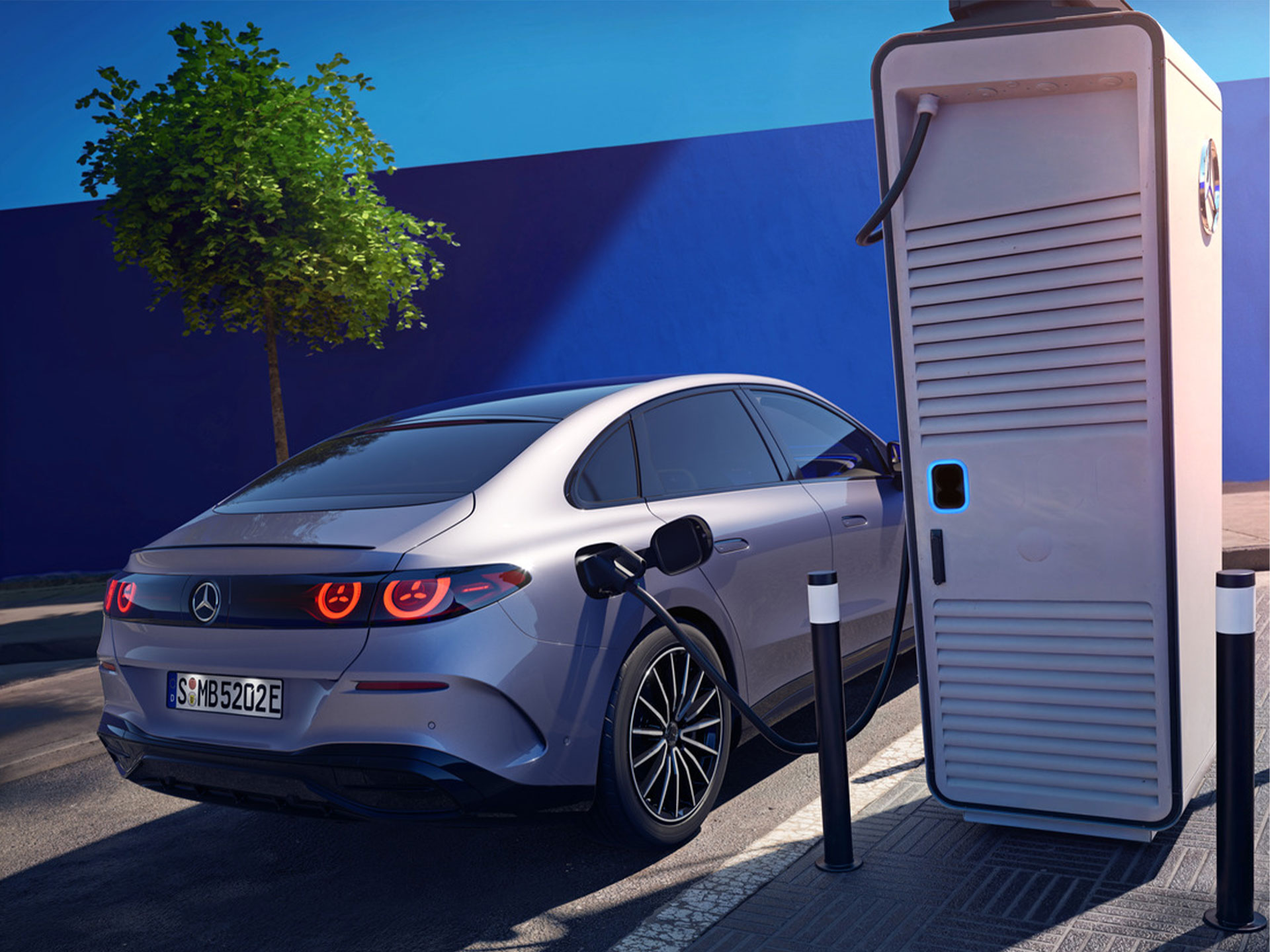 Zlepšení Vašeho života | Technologie | Mercedes-Benz Vozidlo Mercedes-Benz nabíjející se u elektrické nabíjecí stanice.