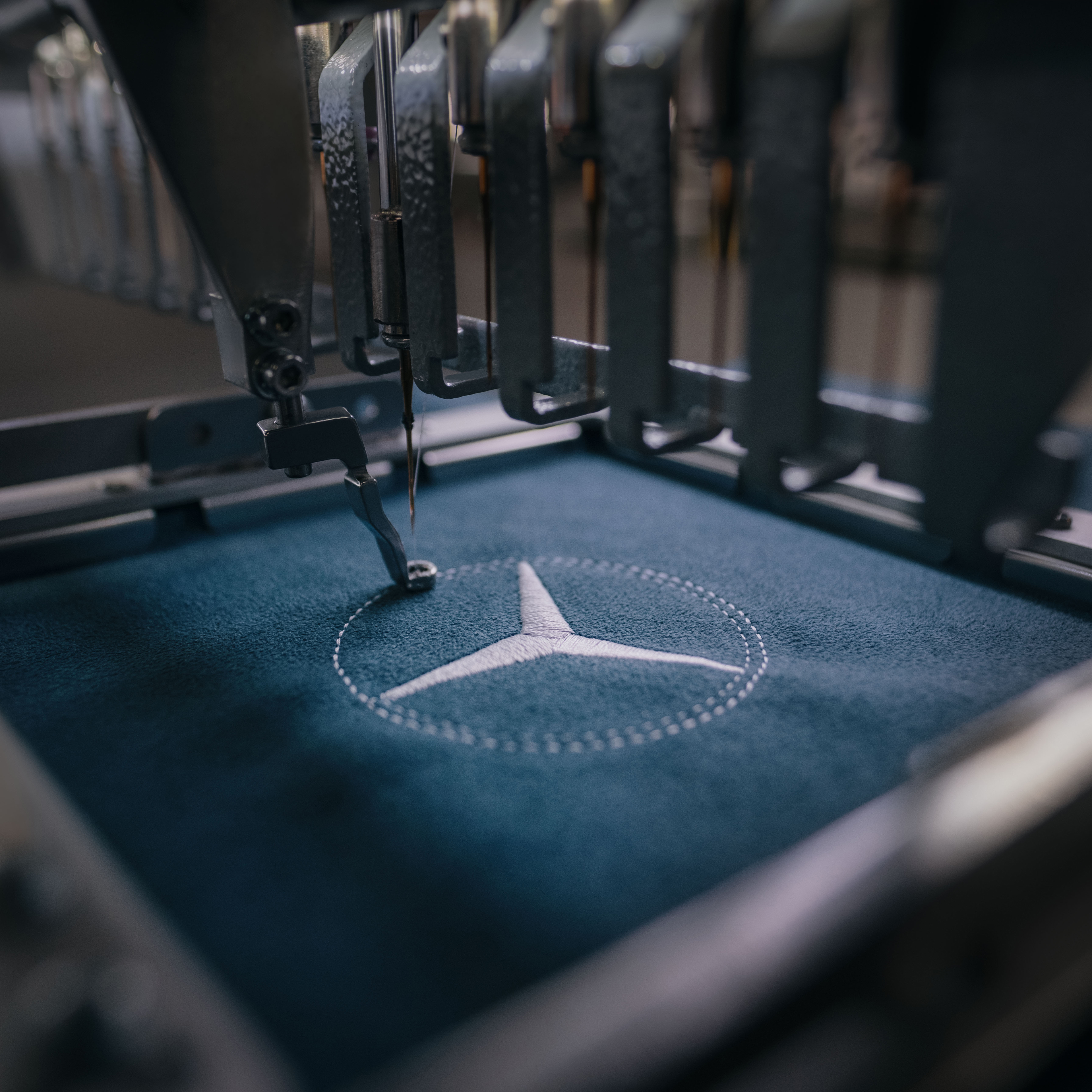 MANUFAKTURA | Mercedes-Benz Logo MANUFAKTUR na vysoce kvalitních materiálech.