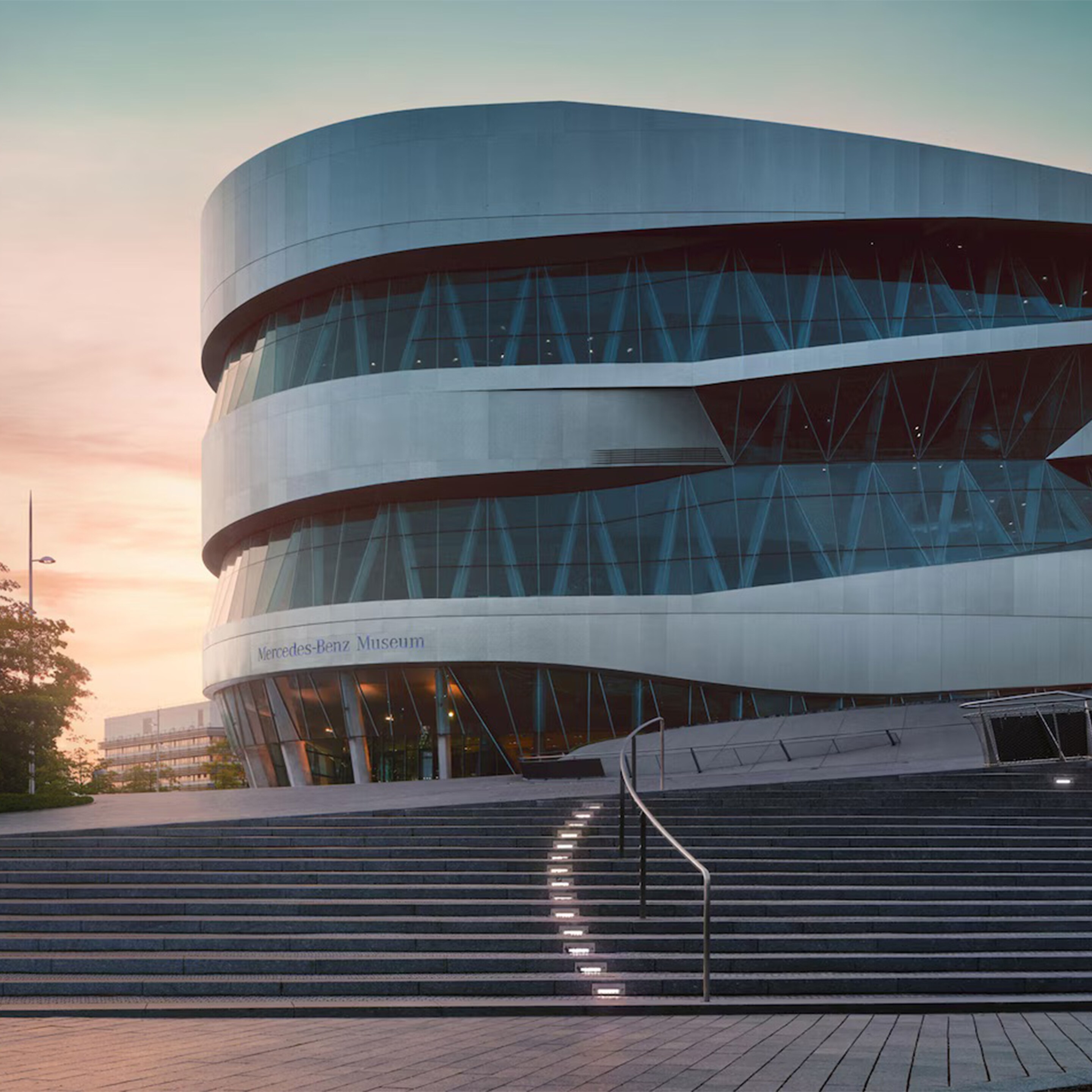 Pohled na exteriér Muzea Mercedes-Benz ve Stuttgartu.