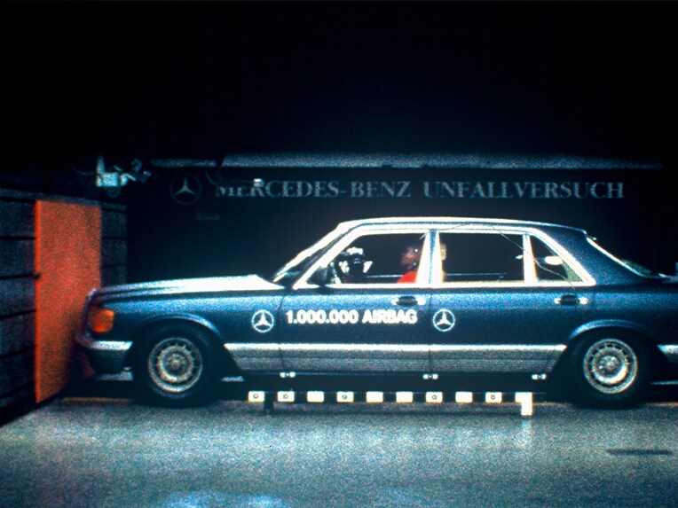 Nárazový test Třídy S konstrukční řady 126 s airbagem v centru nárazových testů Mercedes-Benz v Sindelfingenu.