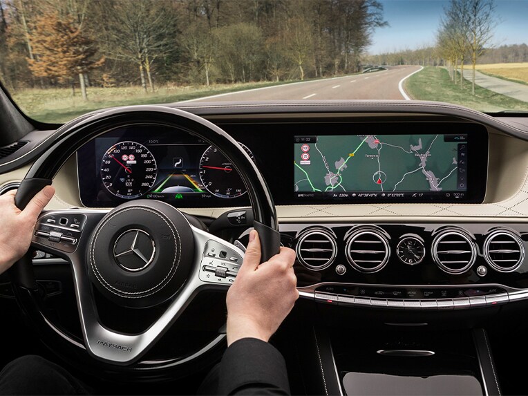Mercedes-Benz Intelligent Drive ve Třídě S (konstrukční řada 222) z pohledu řidiče.