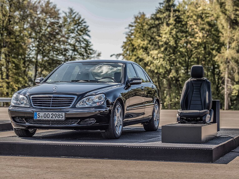 Statická ukázka preventivní ochrany cestujících PRE-SAFE® ve vozidle Mercedes-Benz Třídy S (konstrukční řada 220).