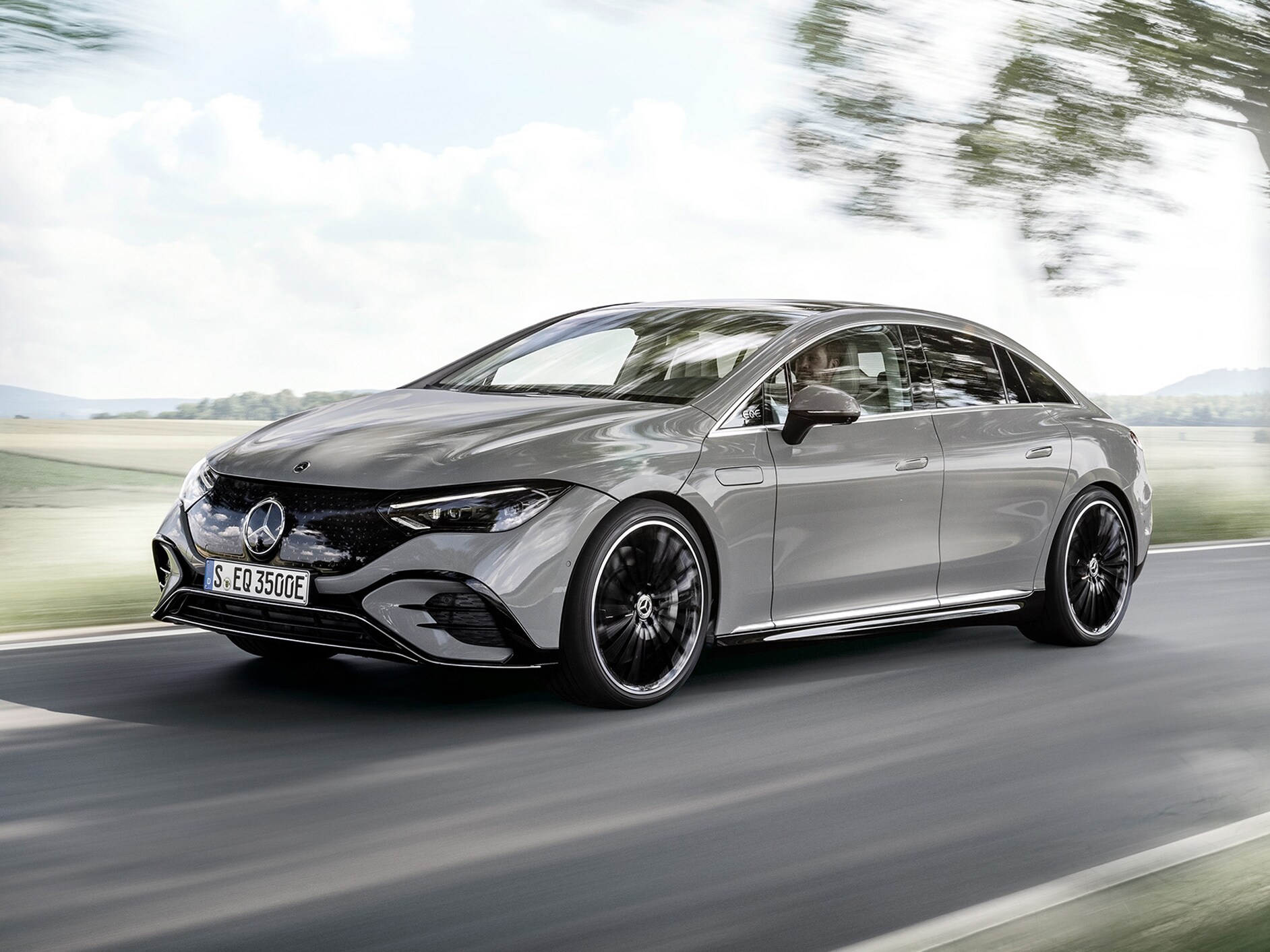 Mercedes-Benz EQS sedan při pohledu zepředu.