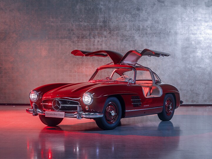 Mercedes-Benz 300 SL kupé (W 198) v středně červené barvě (DB 516).