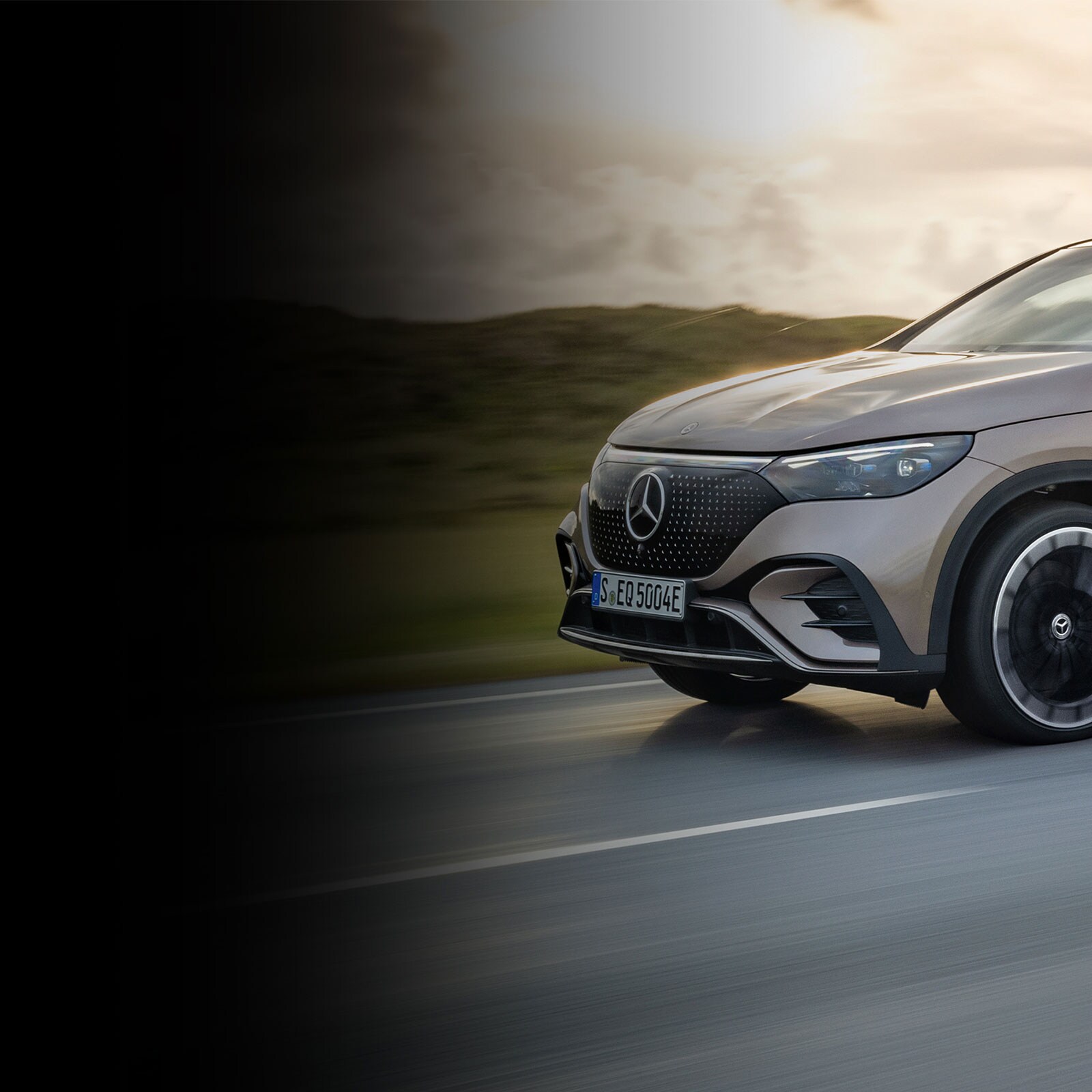 Mercedes-Benz EQE 350+ při pohledu z&nbsp;boku.