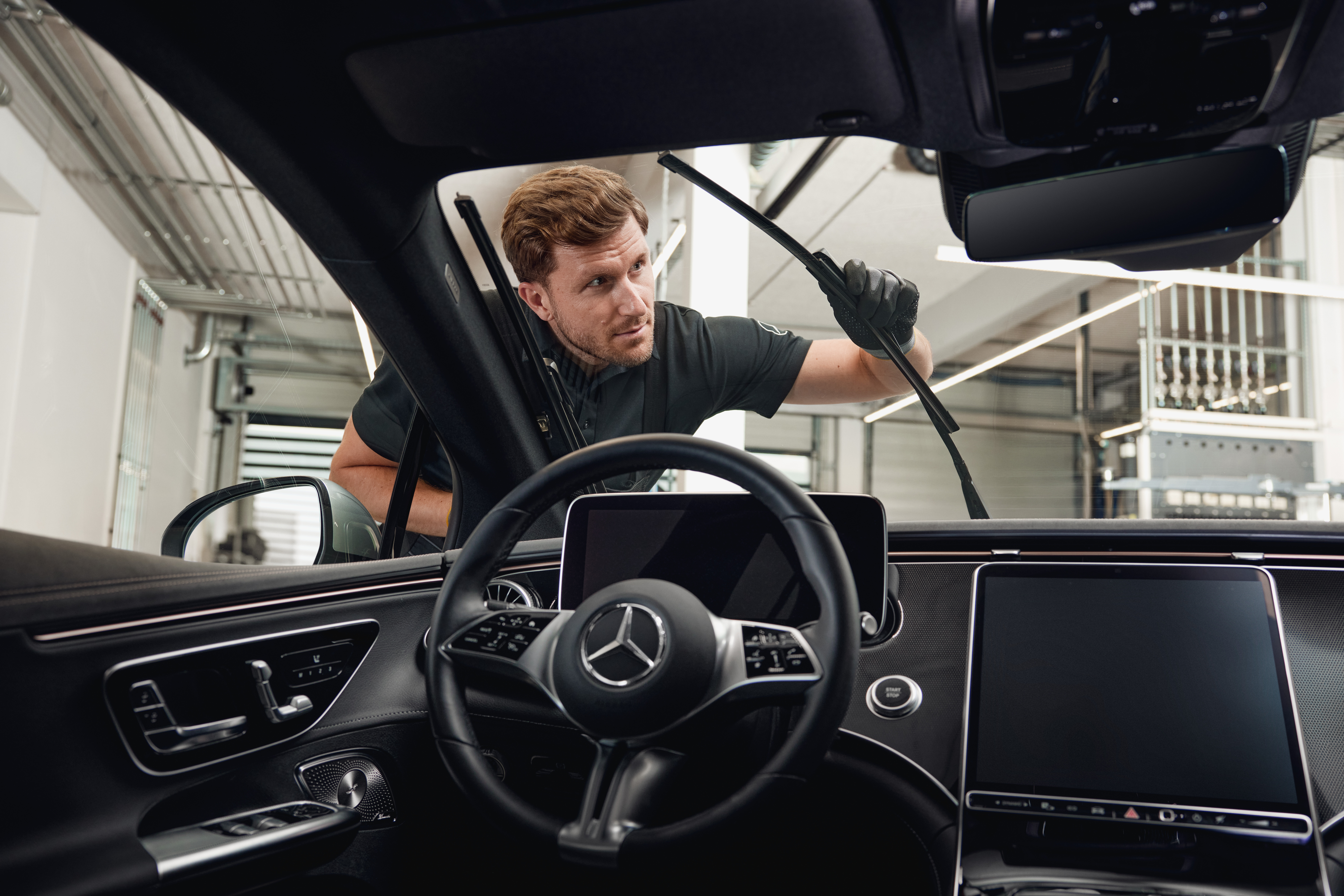 Stěrače | Mercedes-Benz Osoba upravující stěrače na vozidle Mercedes-Benz.